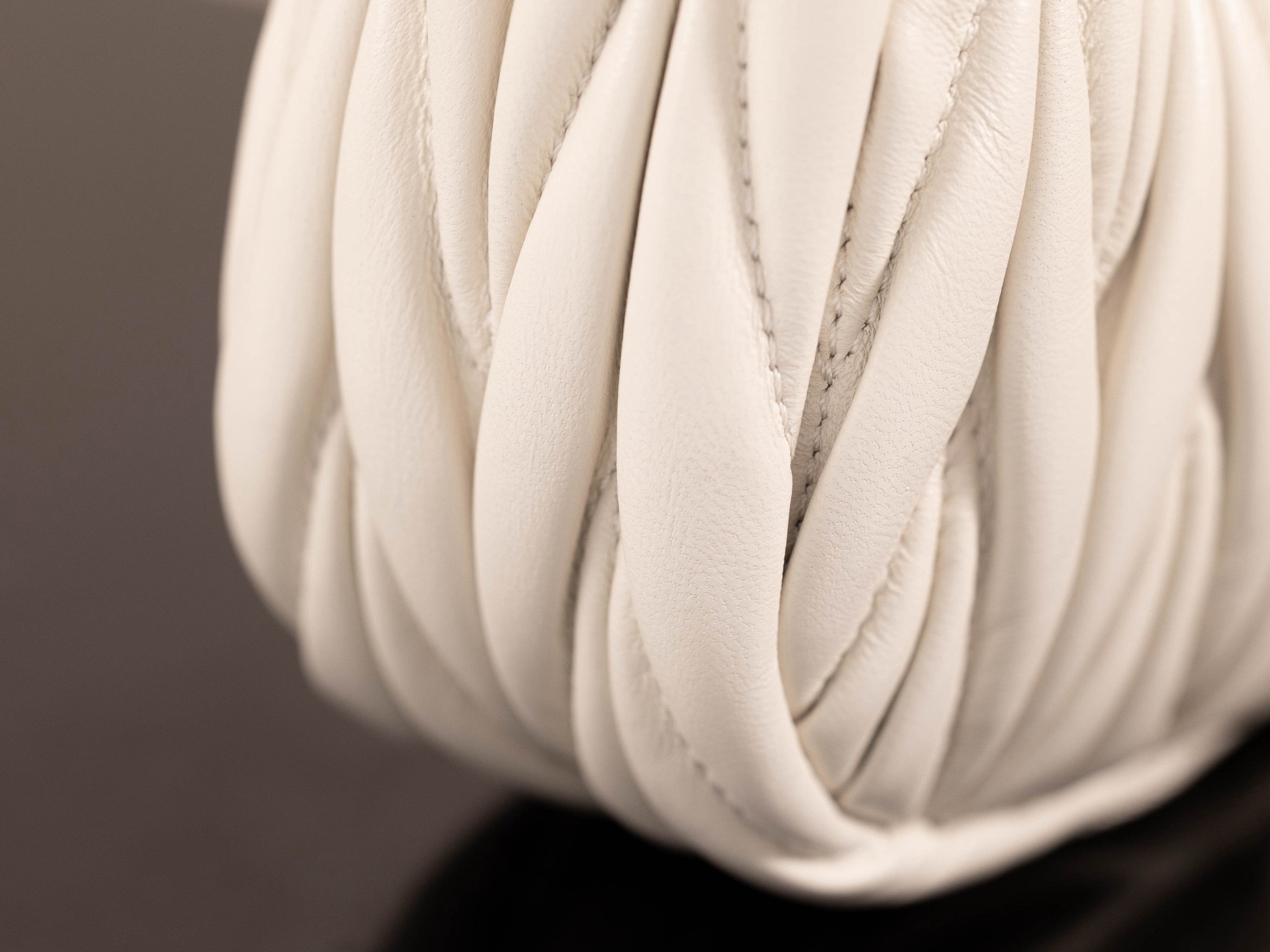 미우미우 완더 마테라쎄 나파 가죽 호보 미니 백