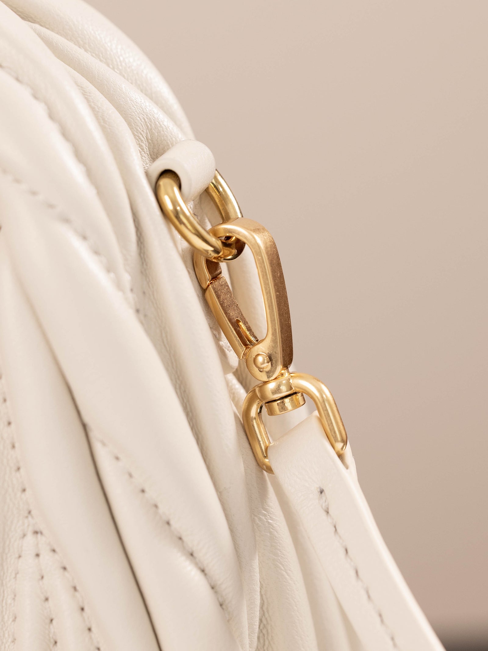 미우미우 완더 마테라쎄 나파 가죽 호보 미니 백