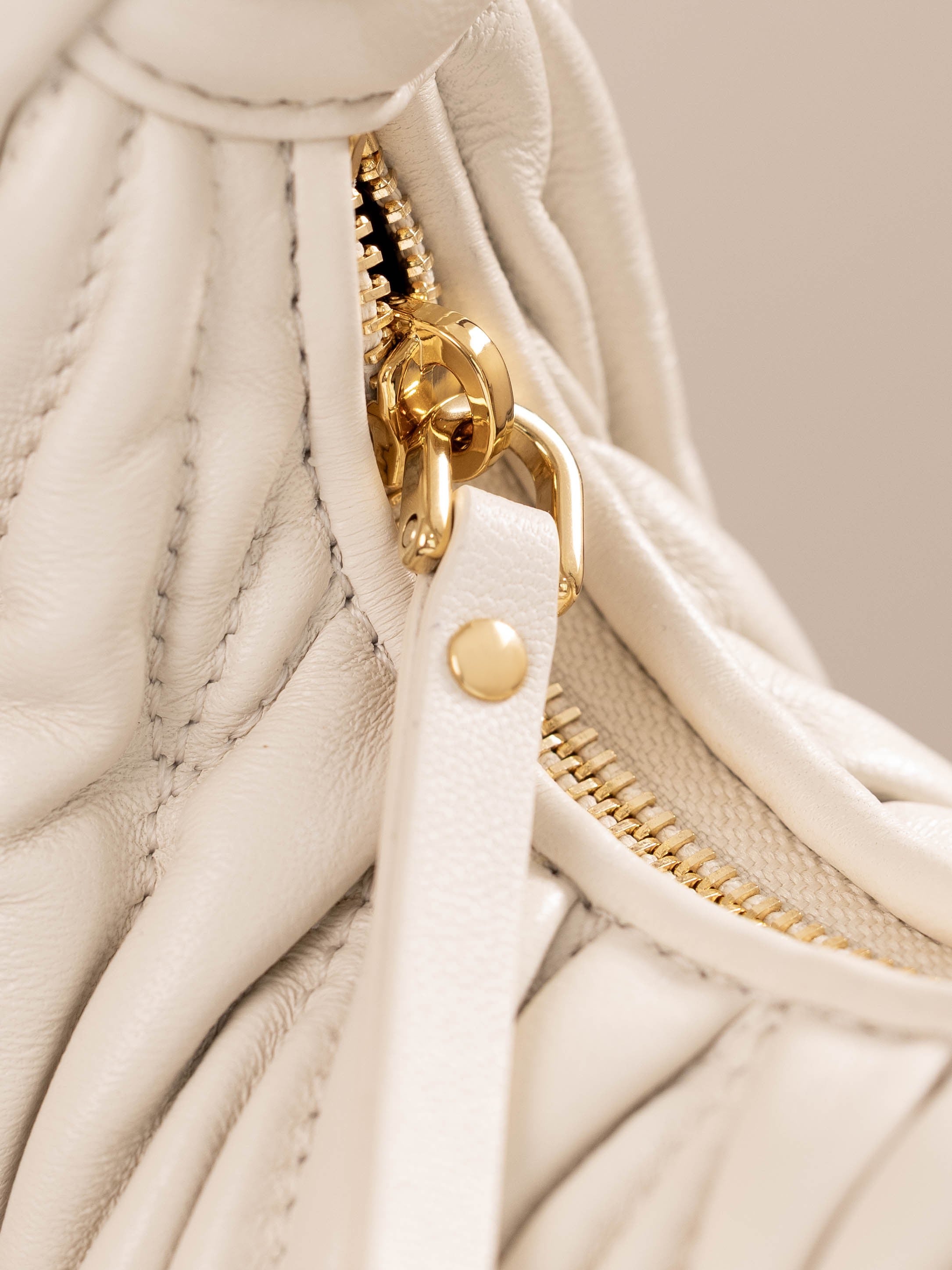 미우미우 완더 마테라쎄 나파 가죽 호보 미니 백