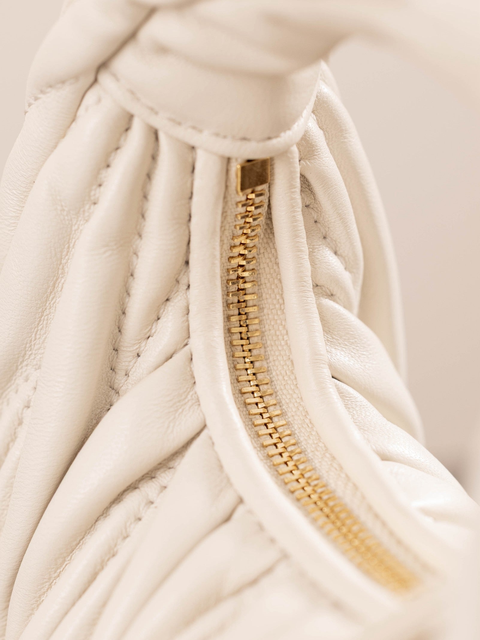 미우미우 완더 마테라쎄 나파 가죽 호보 미니 백