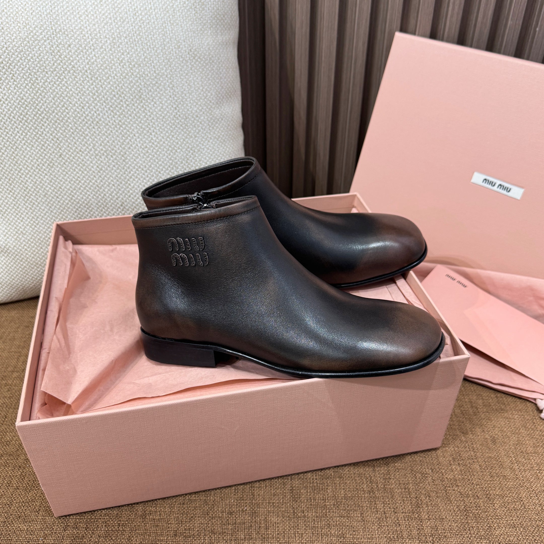 미우미우 퓨메 가죽 부티