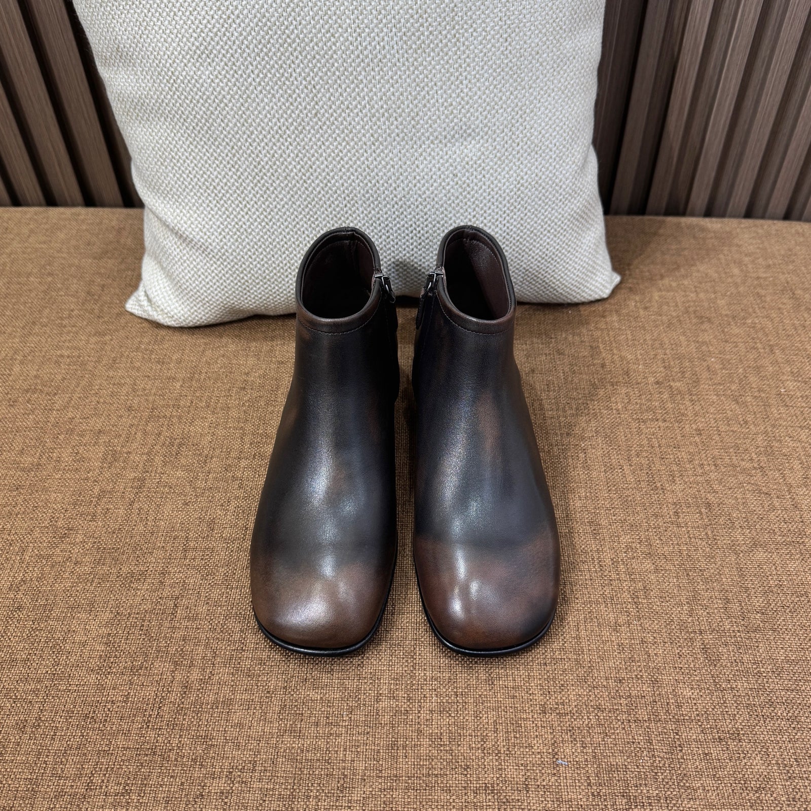 미우미우 퓨메 가죽 부티