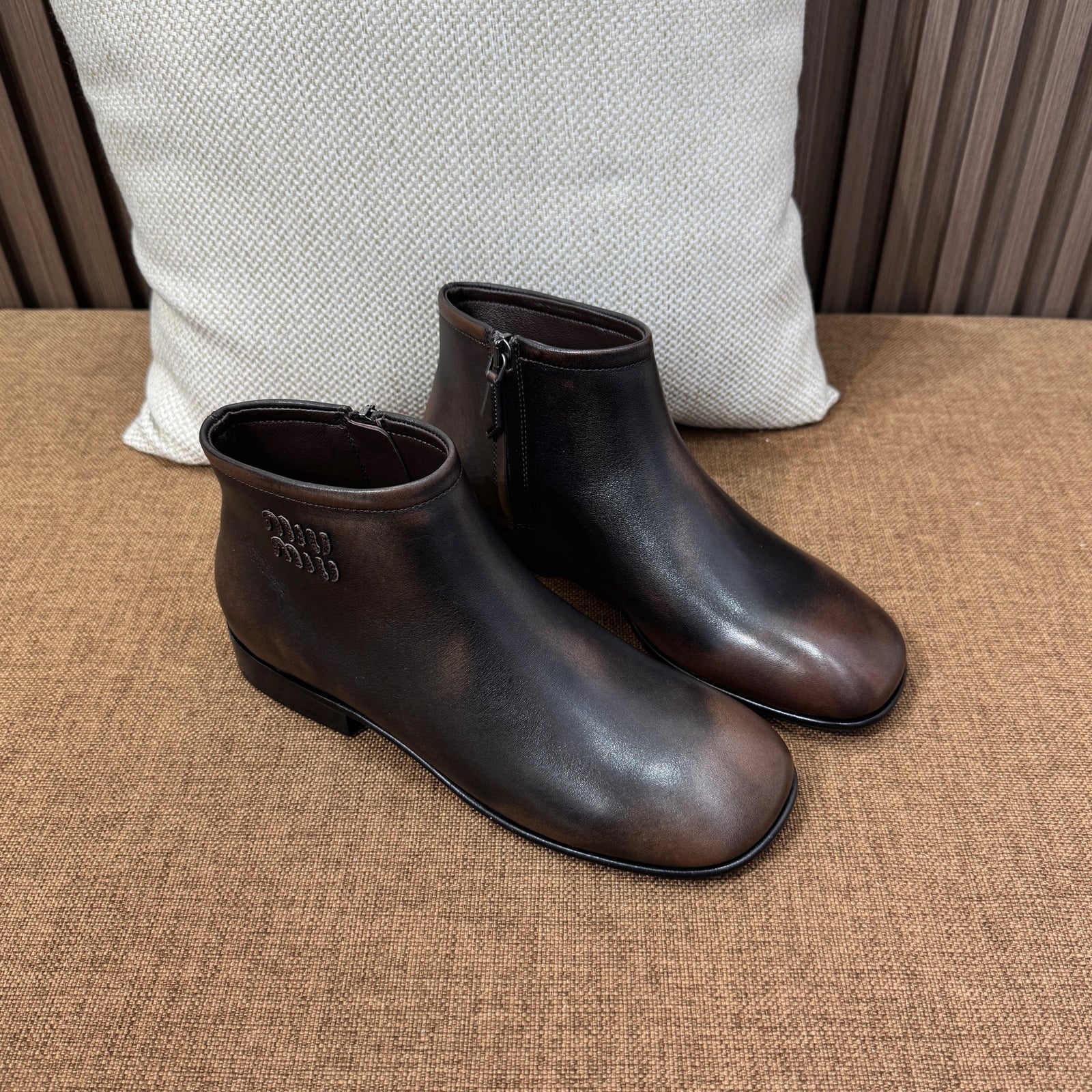 미우미우 퓨메 가죽 부티