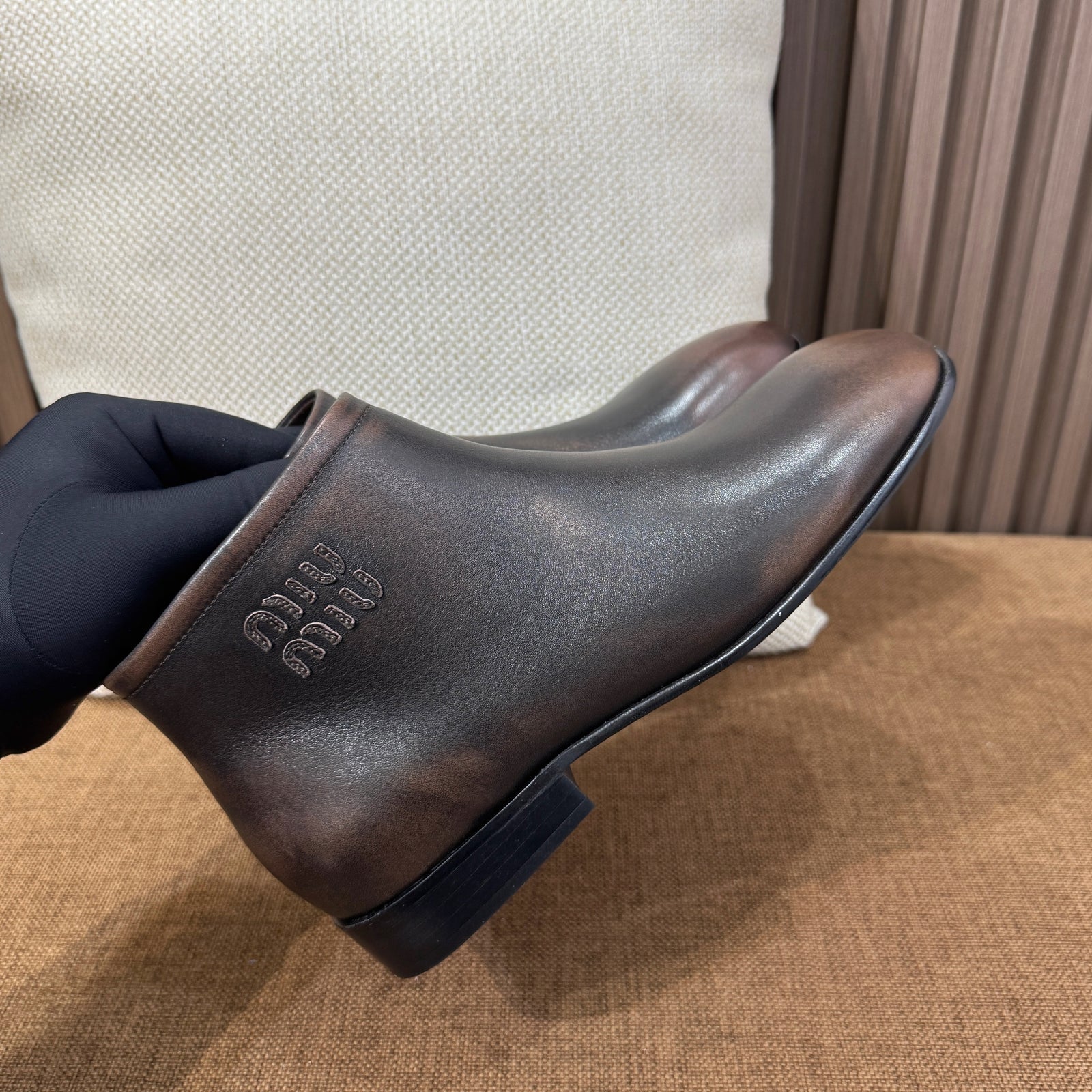 미우미우 퓨메 가죽 부티