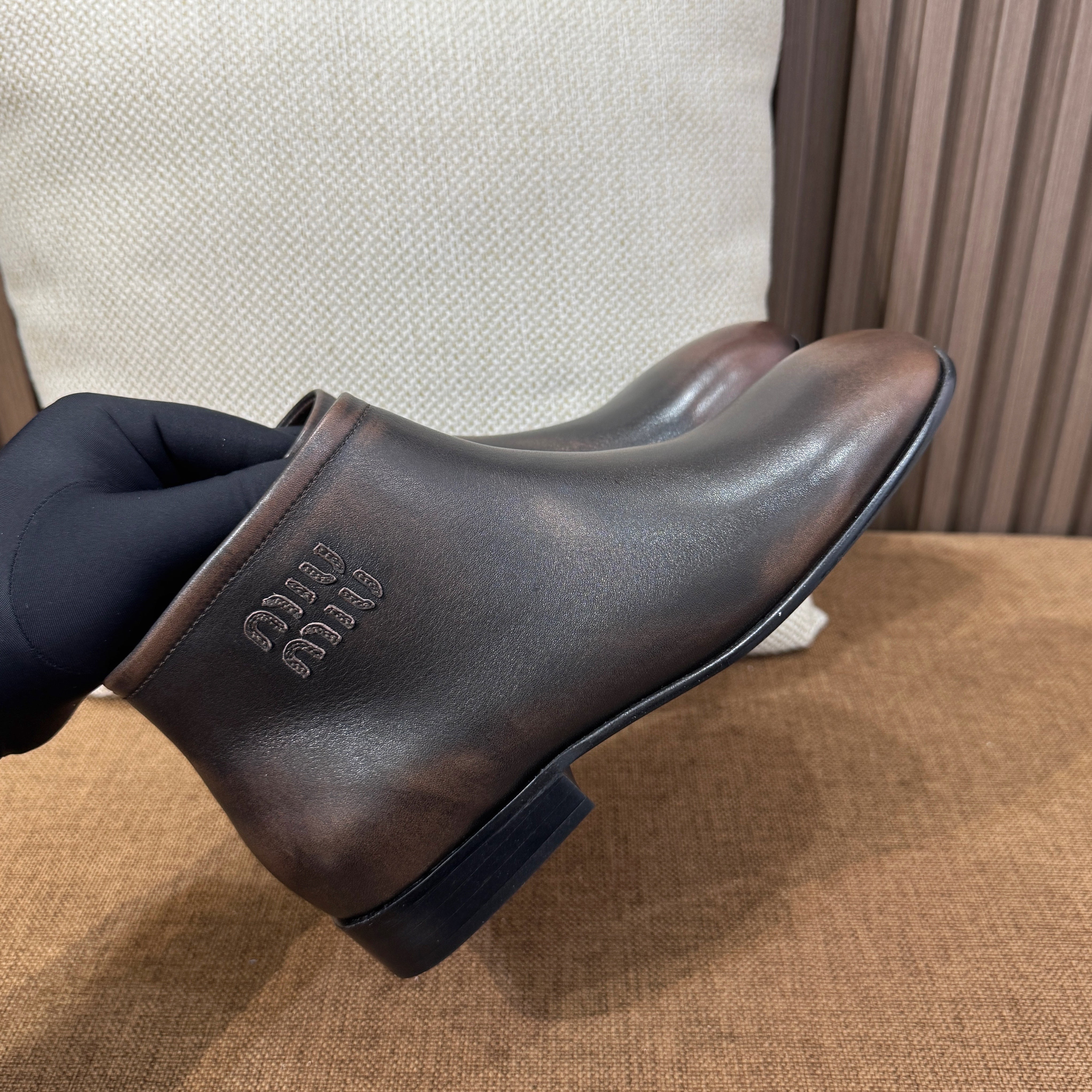 미우미우 퓨메 가죽 부티