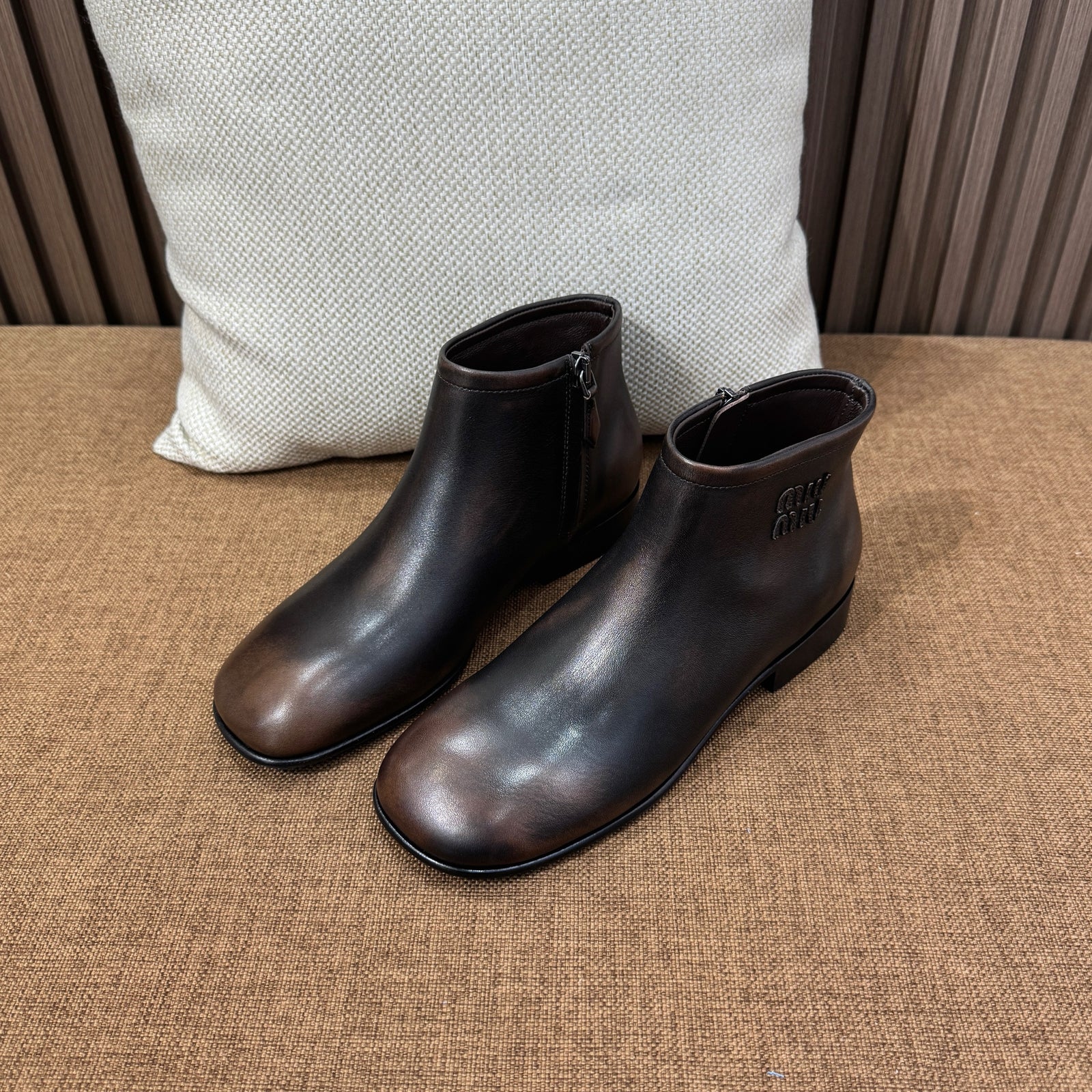 미우미우 퓨메 가죽 부티