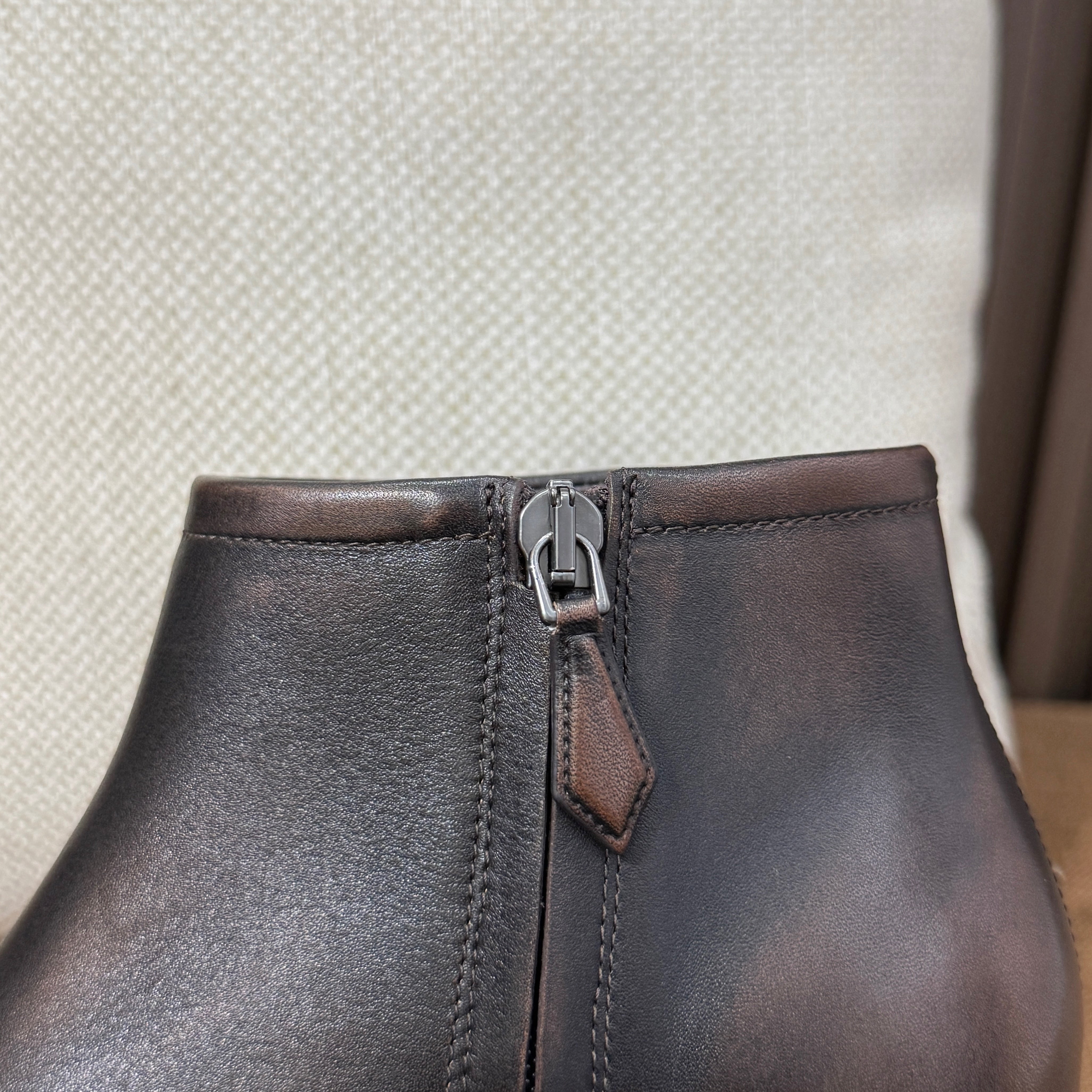 미우미우 퓨메 가죽 부티