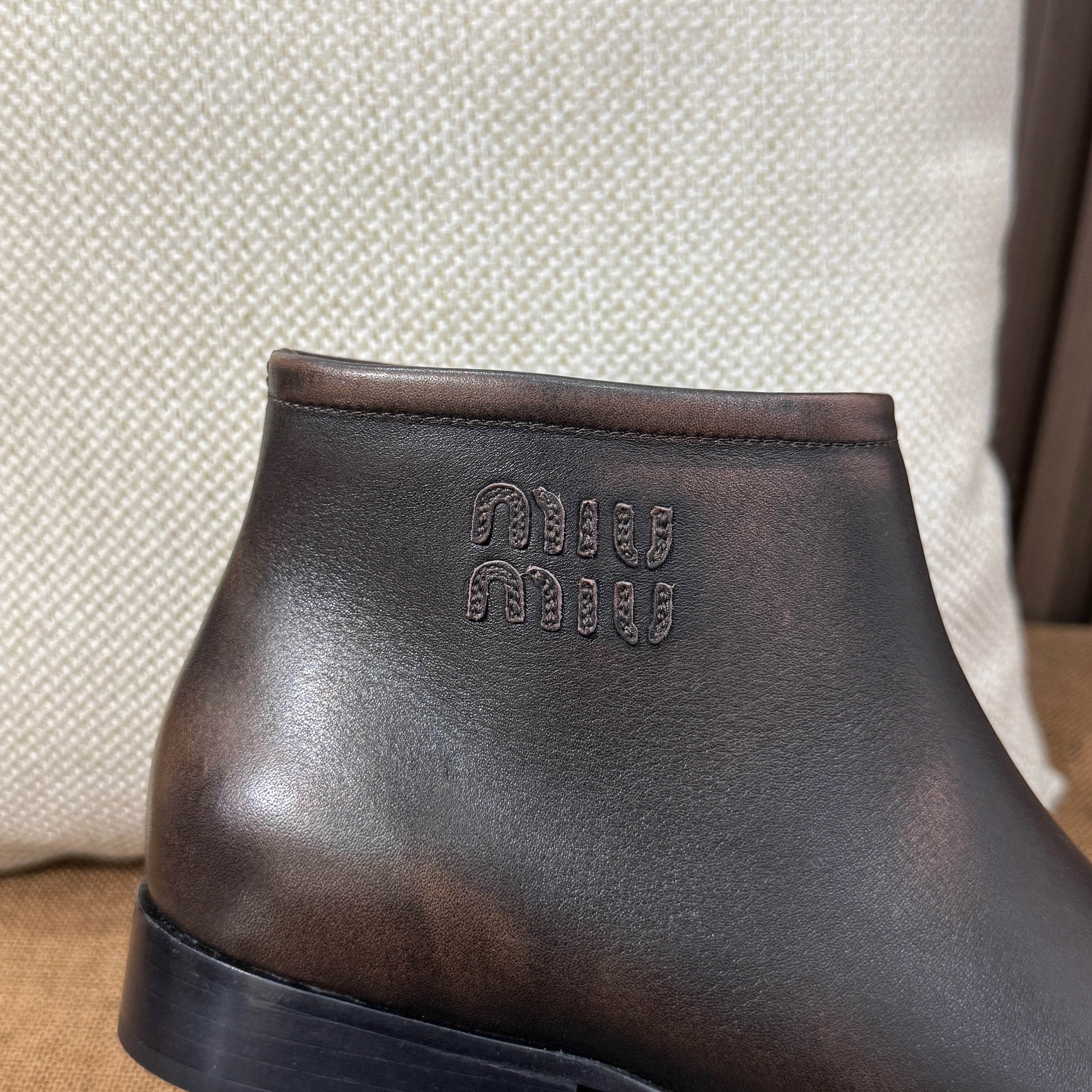 미우미우 퓨메 가죽 부티