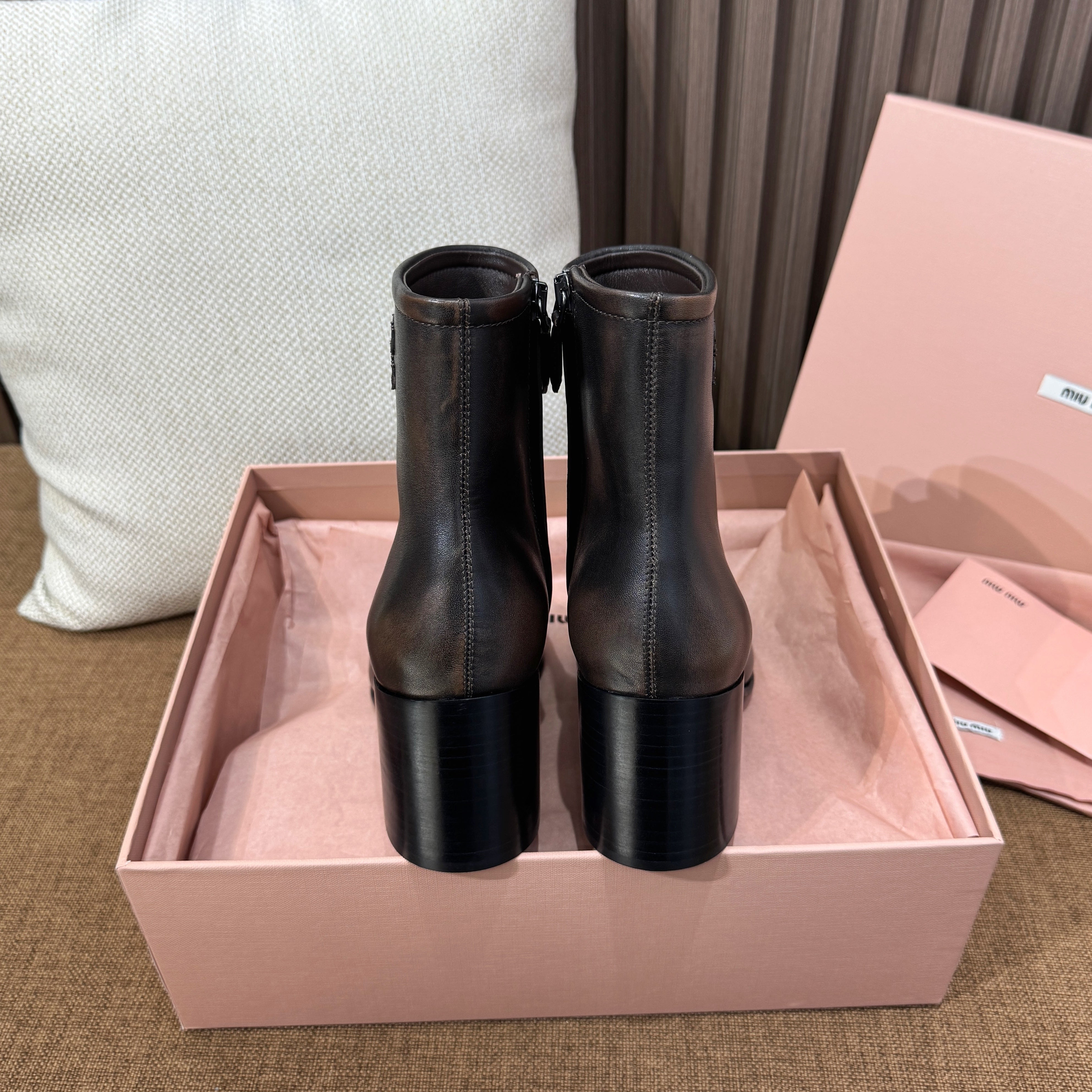 미우미우 퓨메 송아지 가죽 앵클 부츠