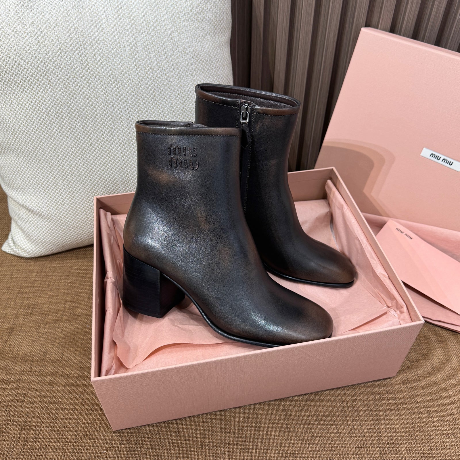 미우미우 퓨메 송아지 가죽 앵클 부츠