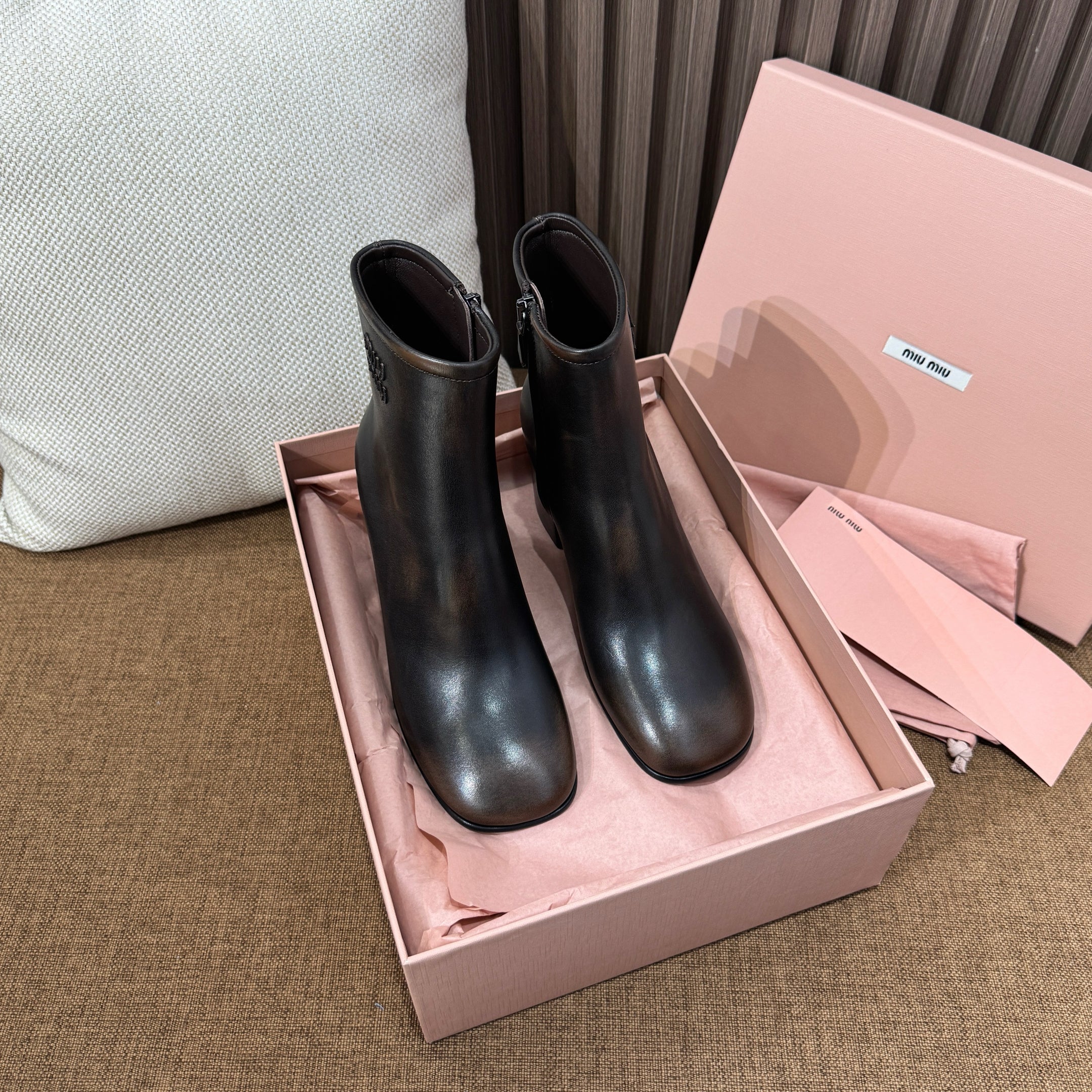 미우미우 퓨메 송아지 가죽 앵클 부츠