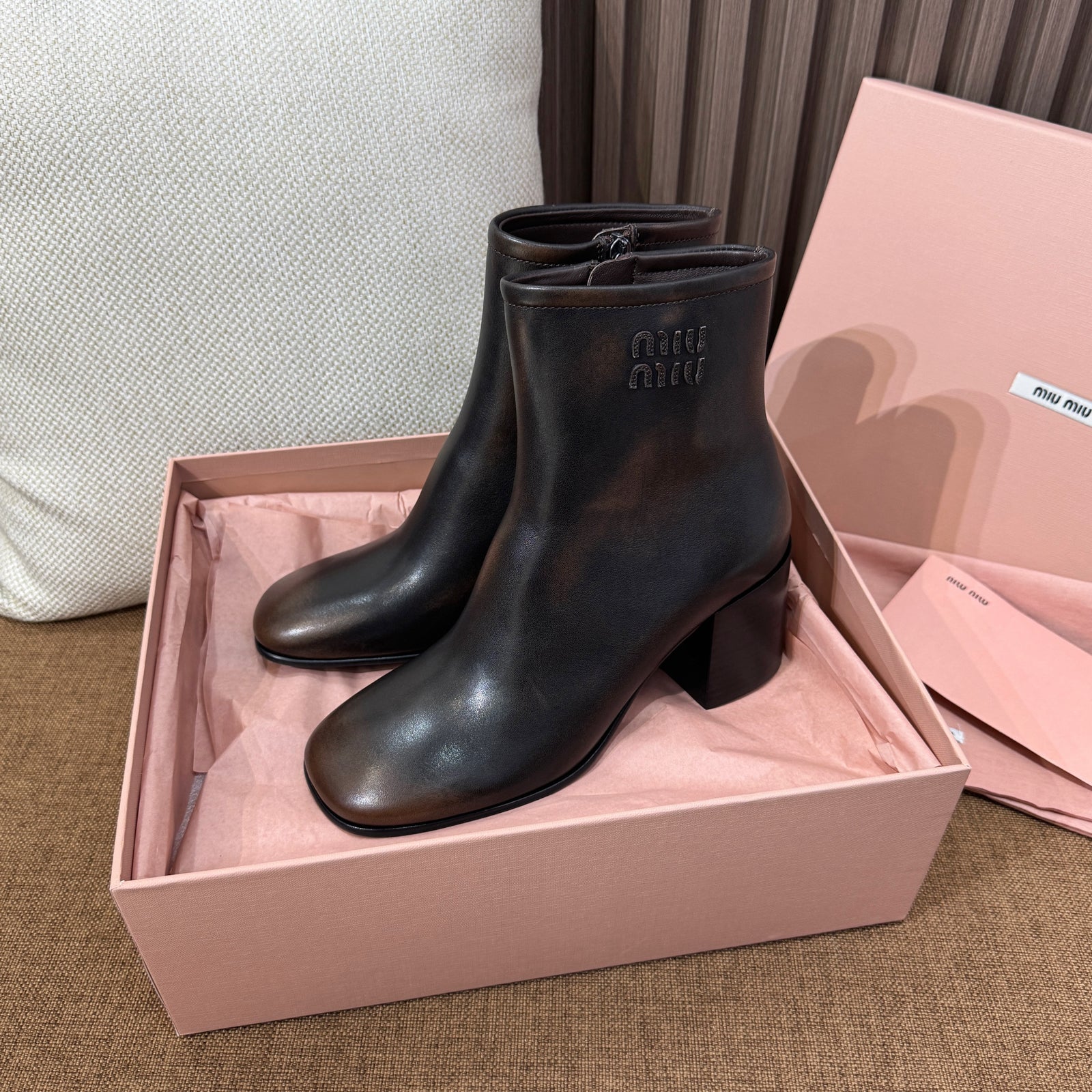 미우미우 퓨메 송아지 가죽 앵클 부츠