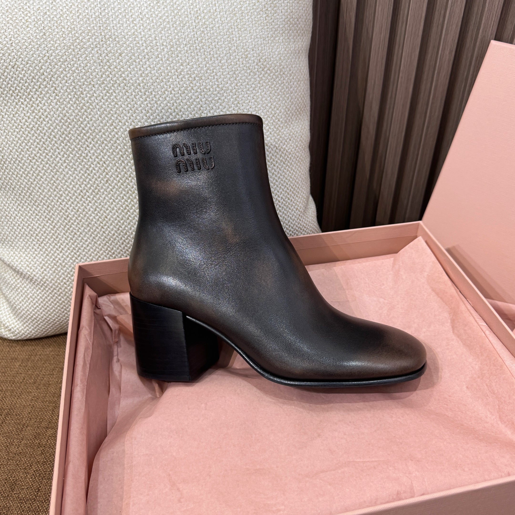 미우미우 퓨메 송아지 가죽 앵클 부츠