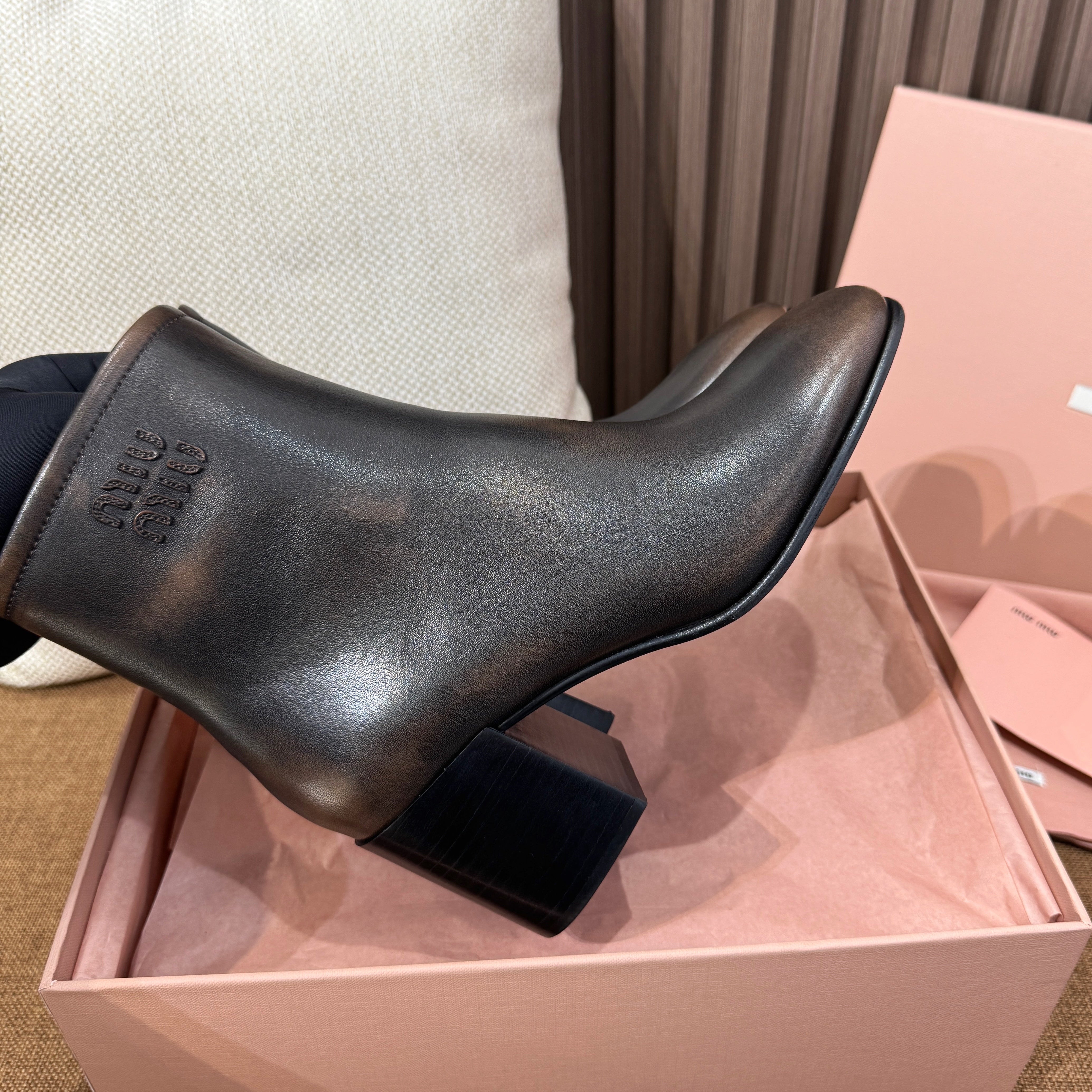 미우미우 퓨메 송아지 가죽 앵클 부츠