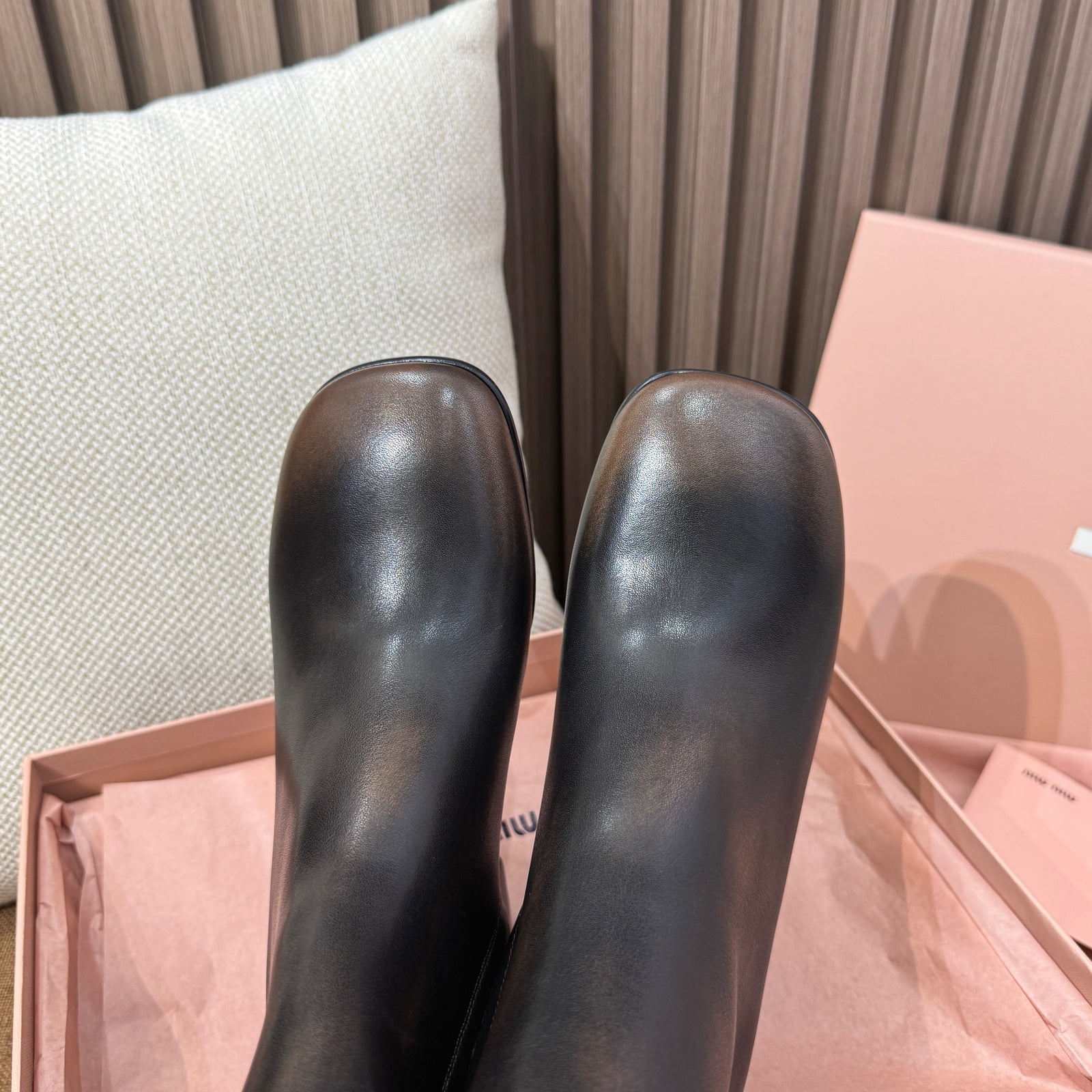 미우미우 퓨메 송아지 가죽 앵클 부츠