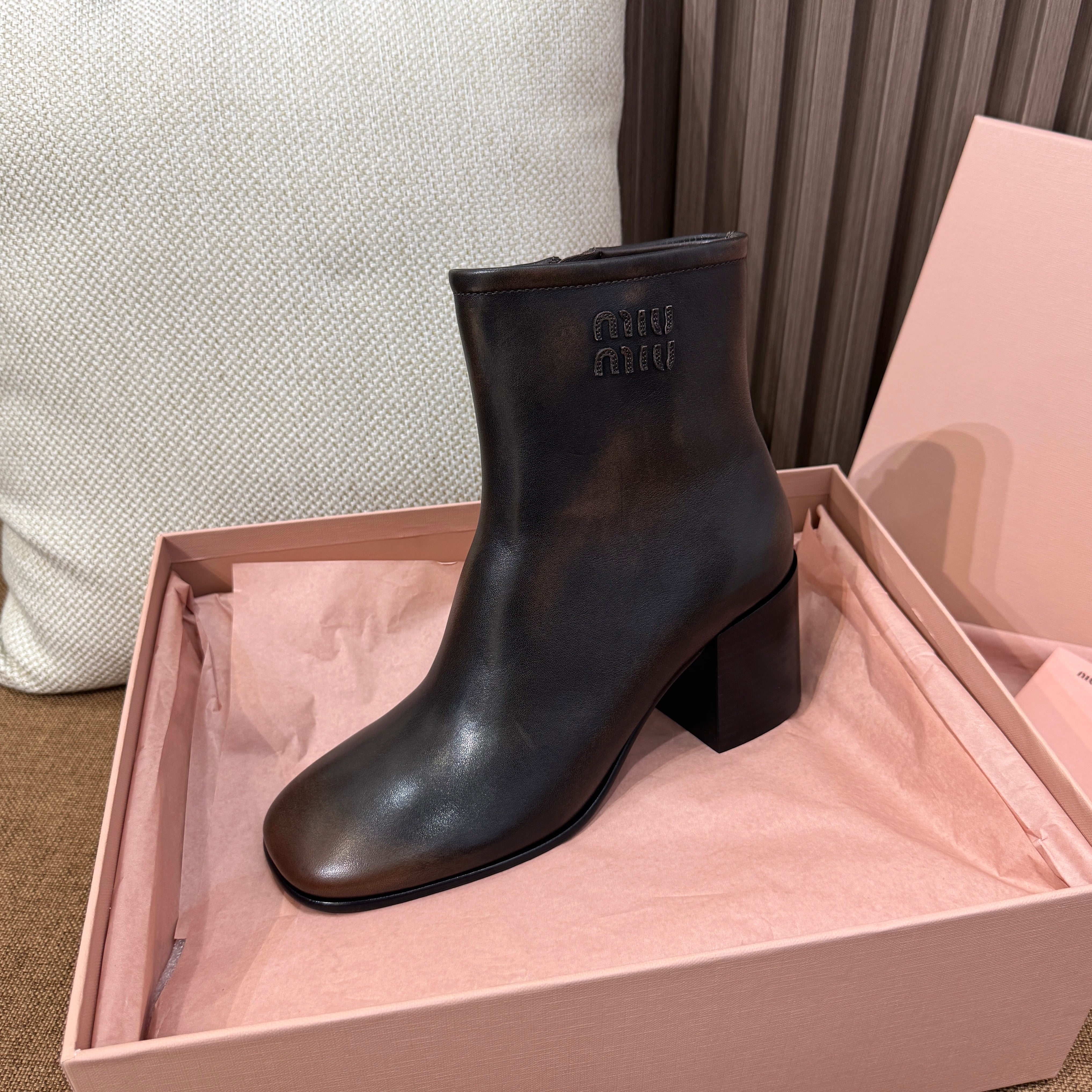 미우미우 퓨메 송아지 가죽 앵클 부츠