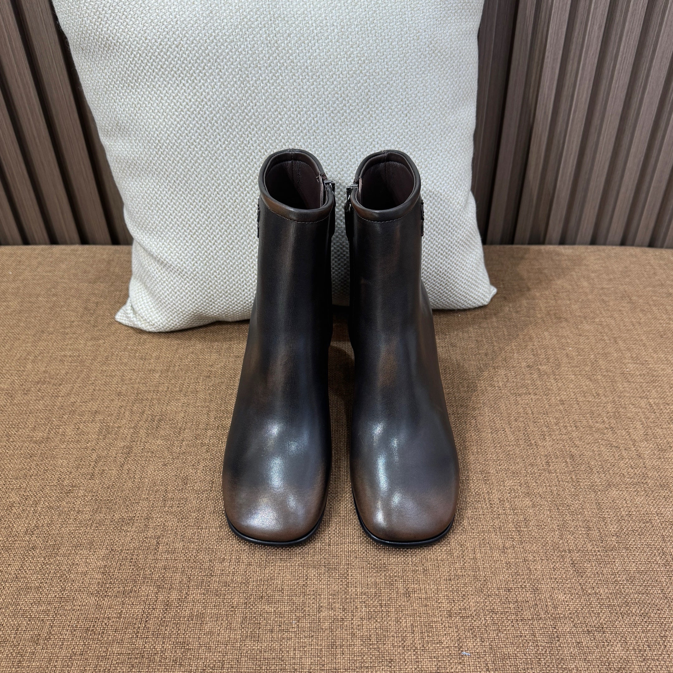 미우미우 퓨메 송아지 가죽 앵클 부츠