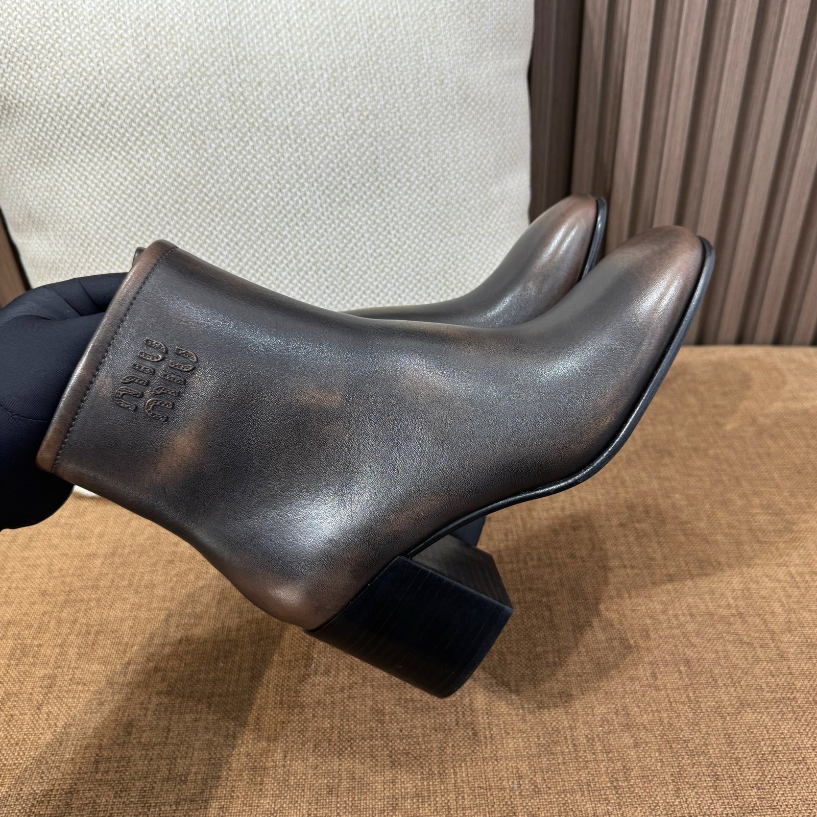 미우미우 퓨메 송아지 가죽 앵클 부츠