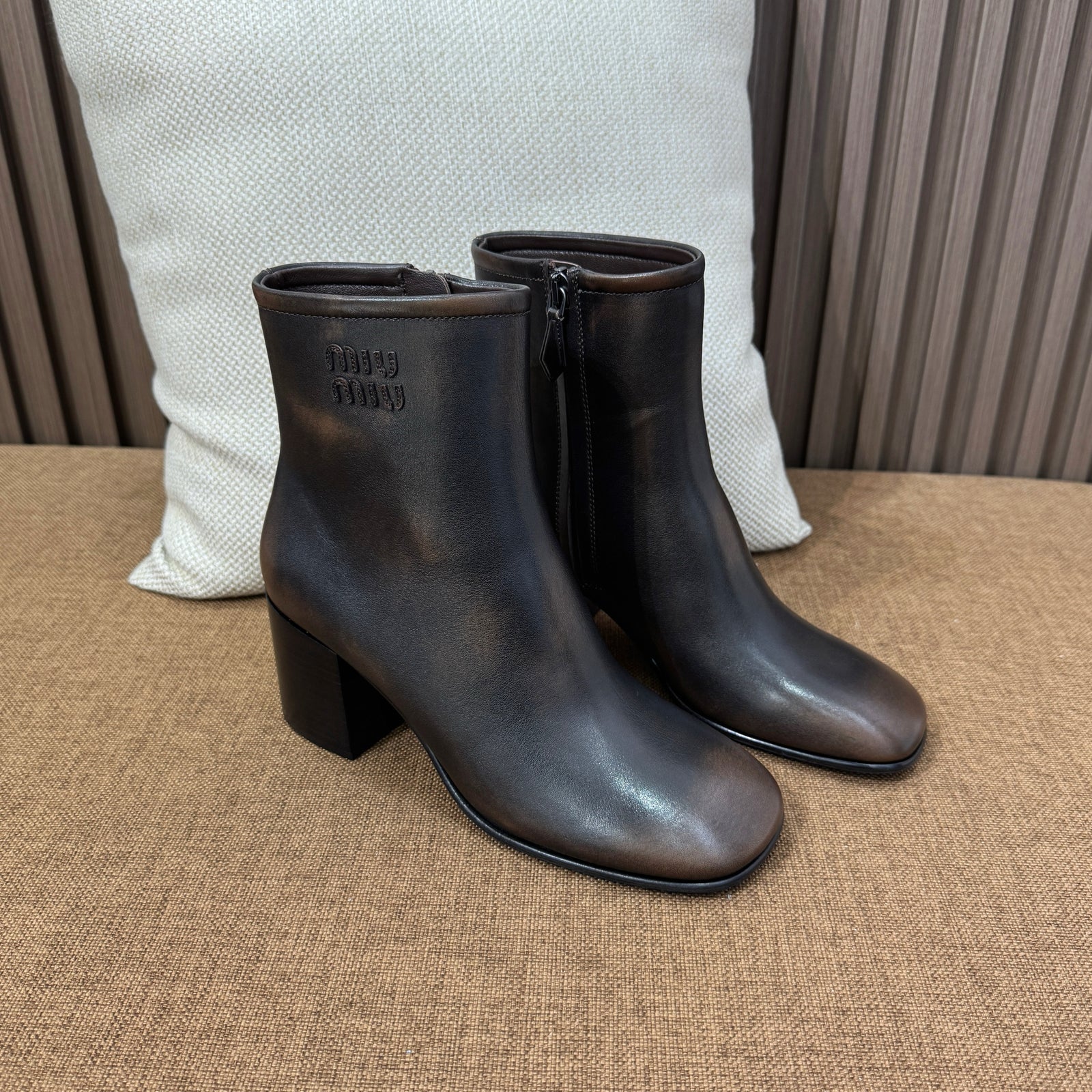 미우미우 퓨메 송아지 가죽 앵클 부츠