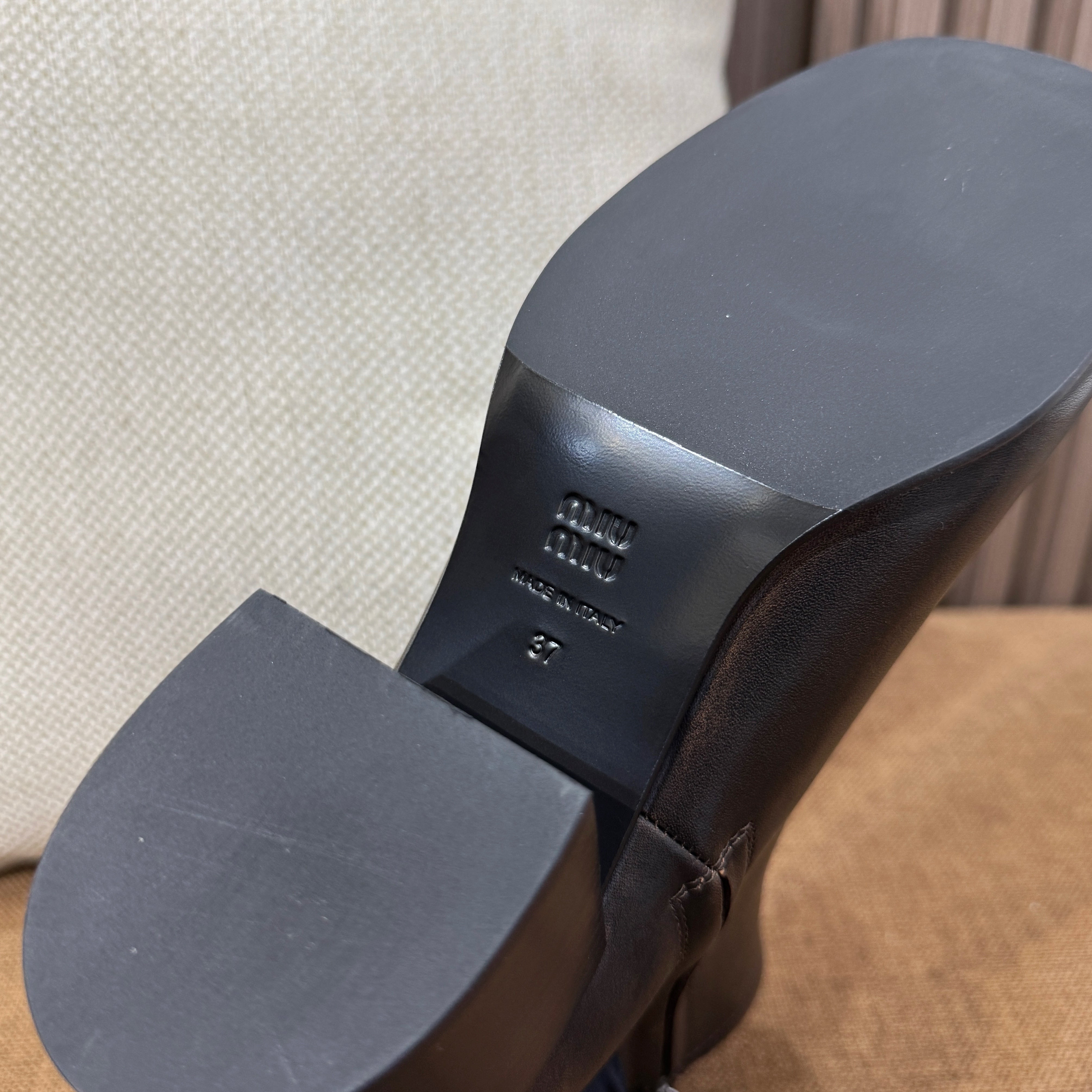 미우미우 퓨메 송아지 가죽 앵클 부츠