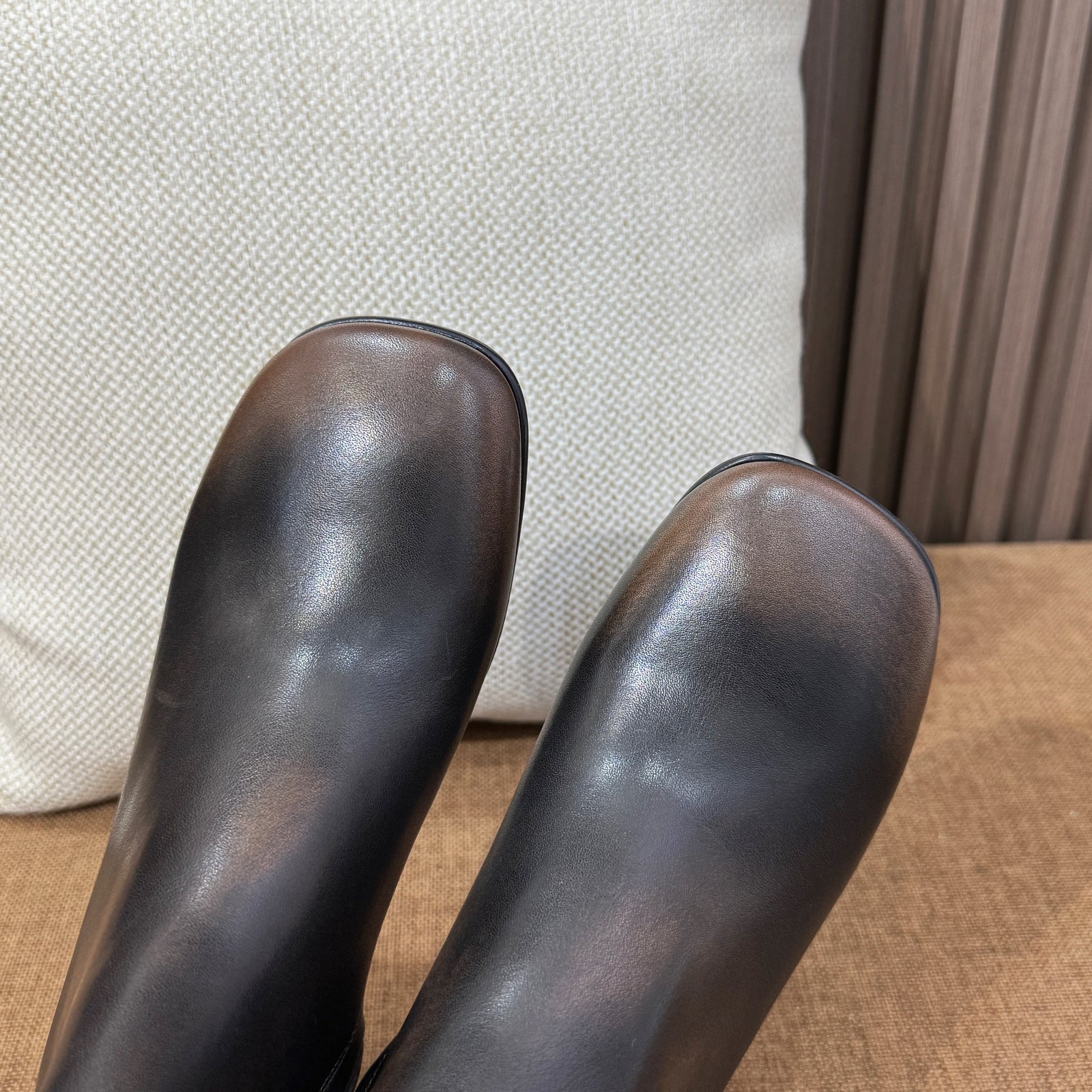 미우미우 퓨메 송아지 가죽 앵클 부츠