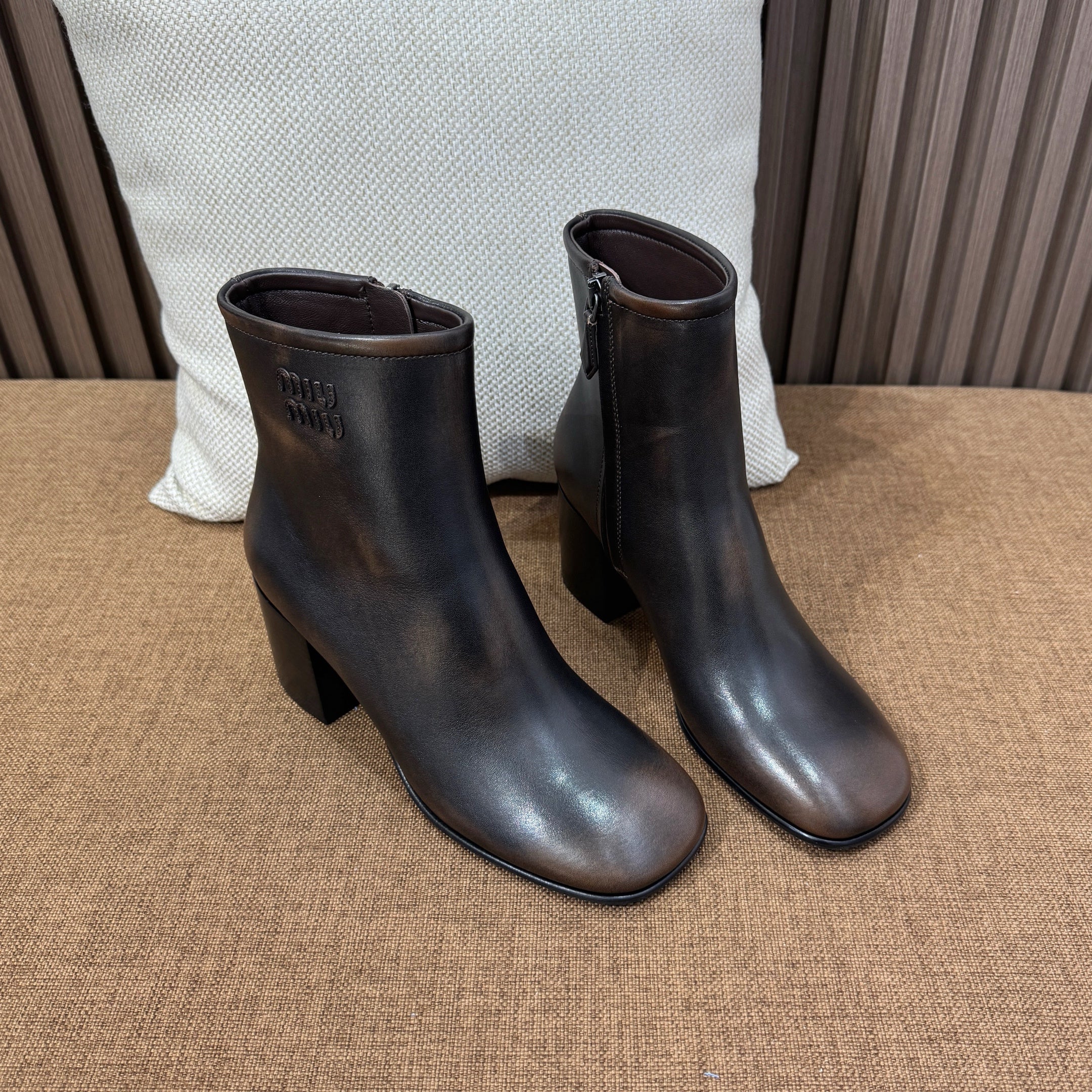 미우미우 퓨메 송아지 가죽 앵클 부츠