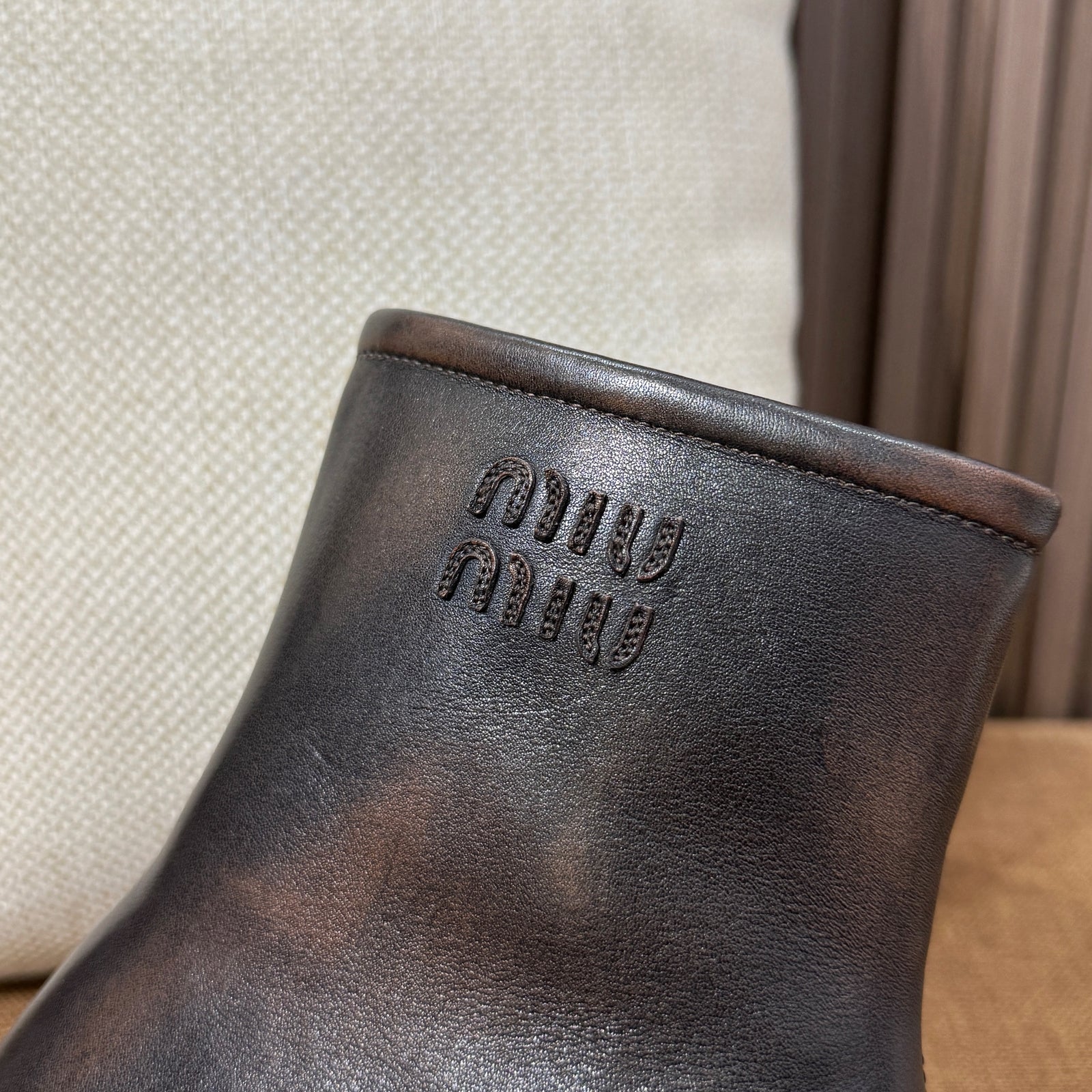 미우미우 퓨메 송아지 가죽 앵클 부츠