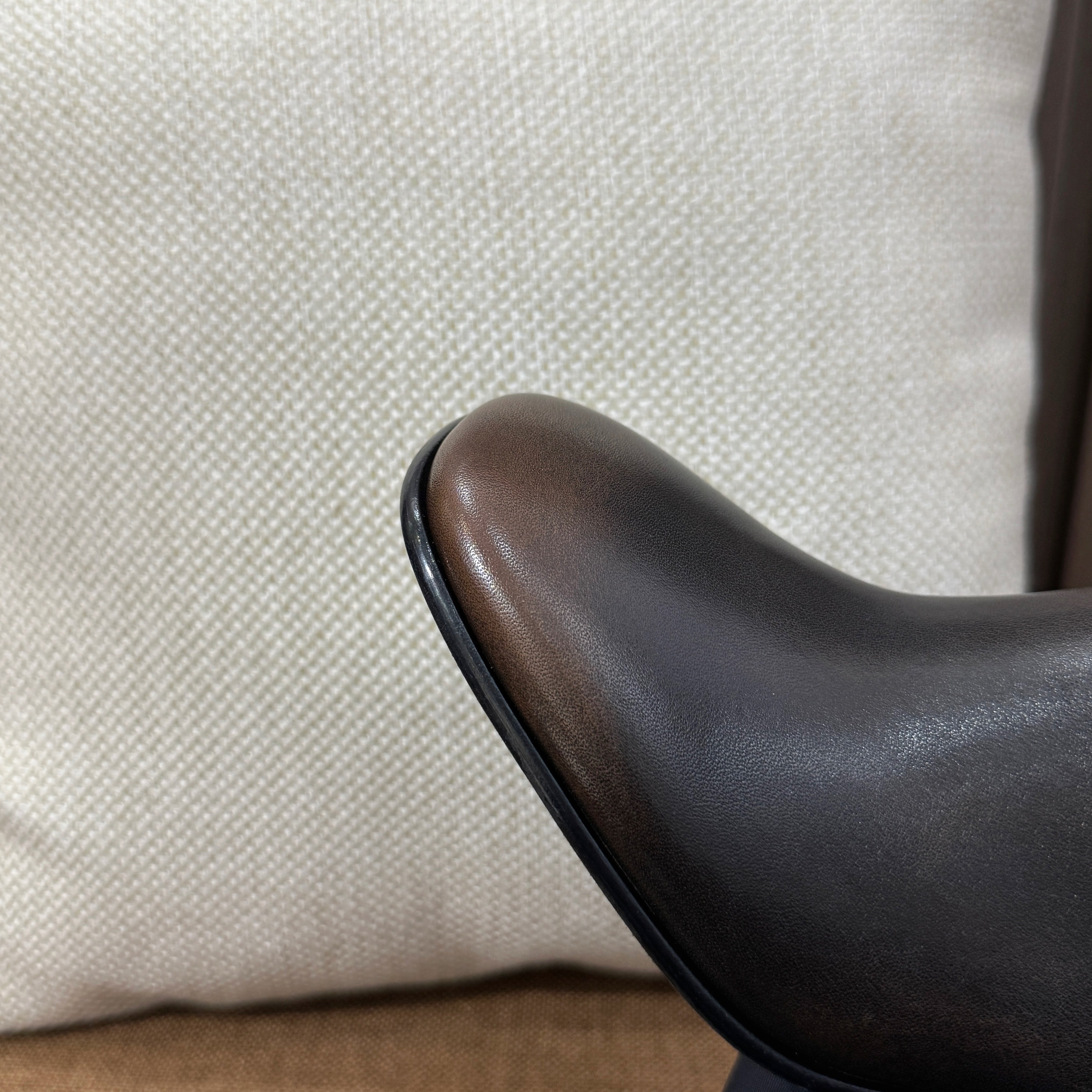 미우미우 퓨메 송아지 가죽 앵클 부츠