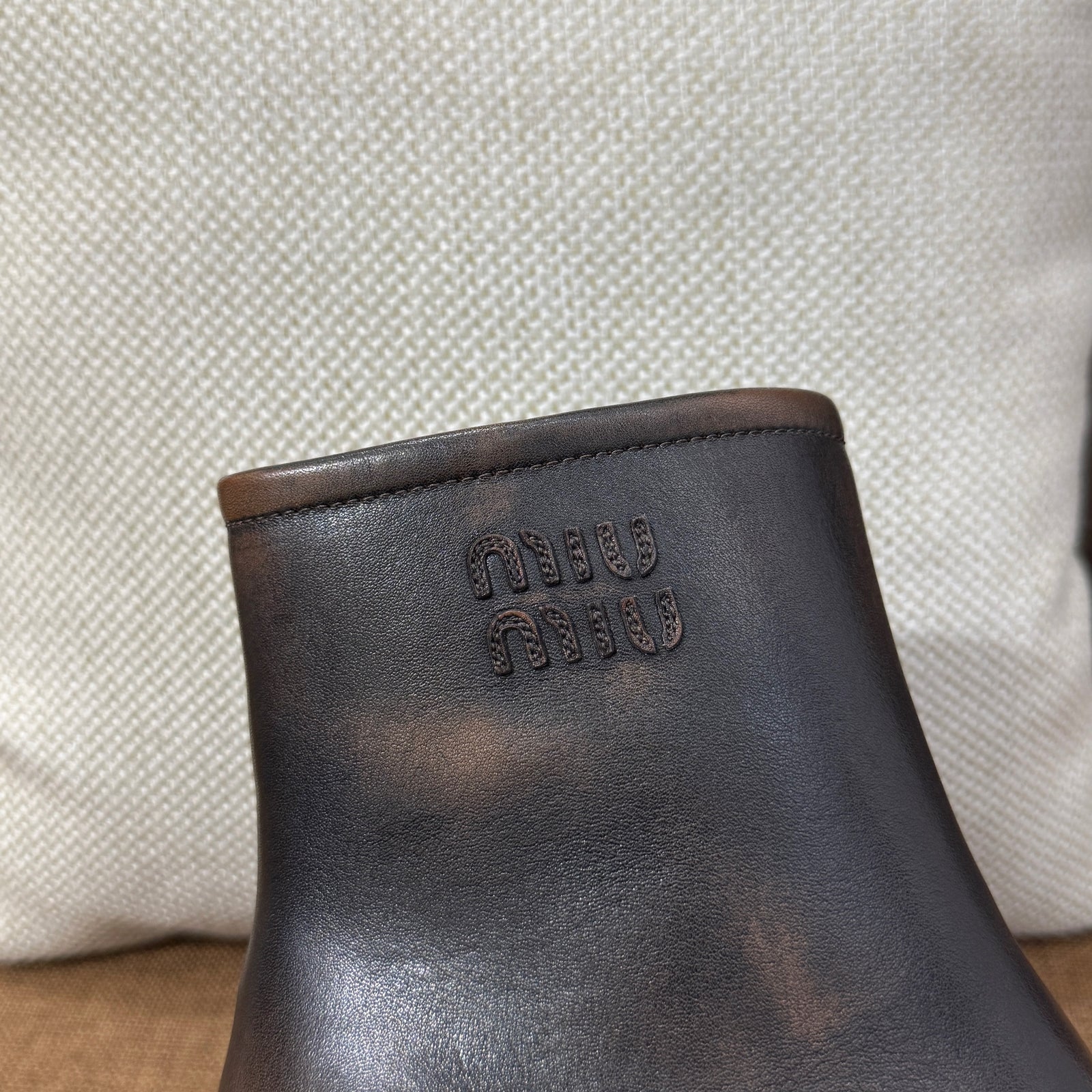 미우미우 퓨메 송아지 가죽 앵클 부츠