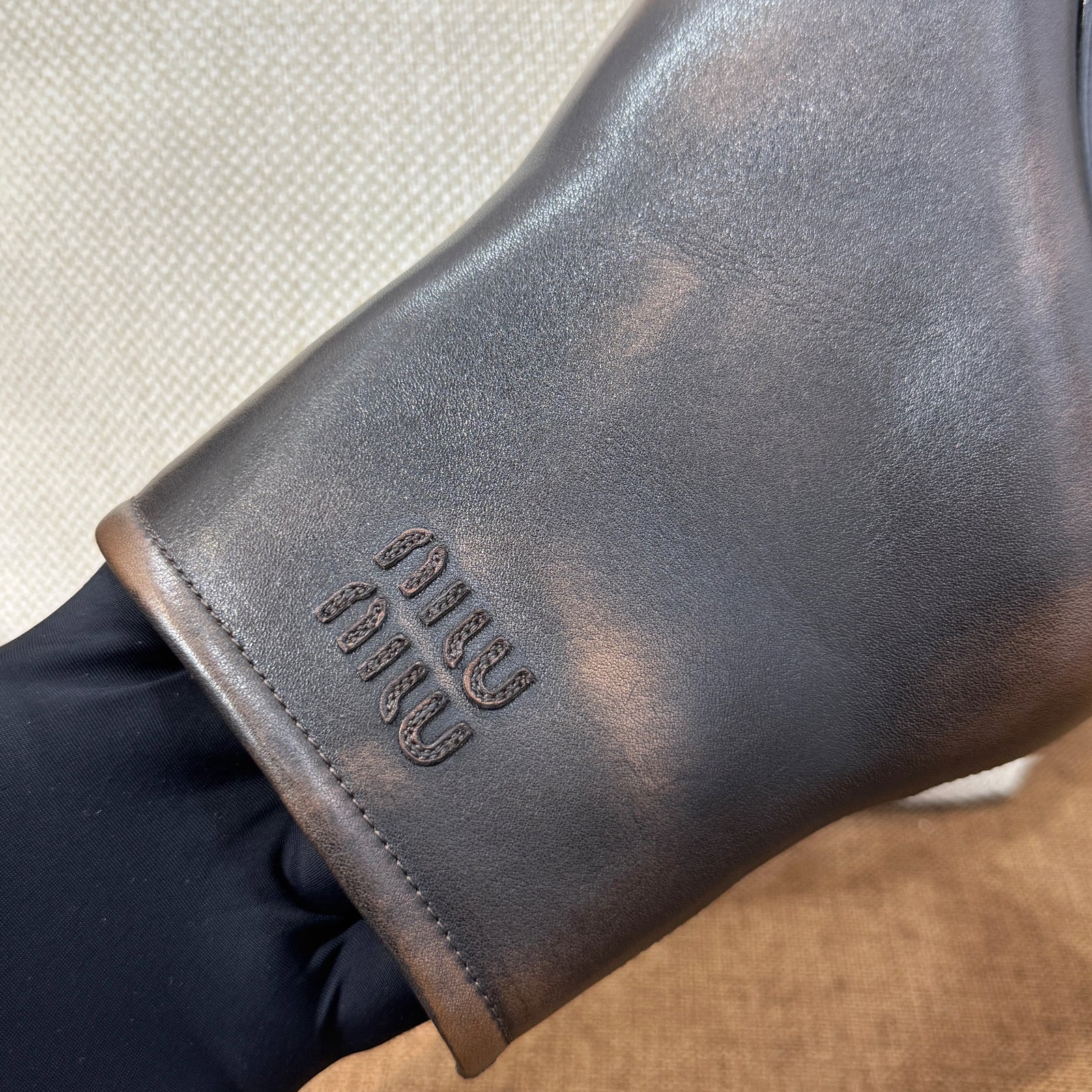 미우미우 퓨메 송아지 가죽 앵클 부츠