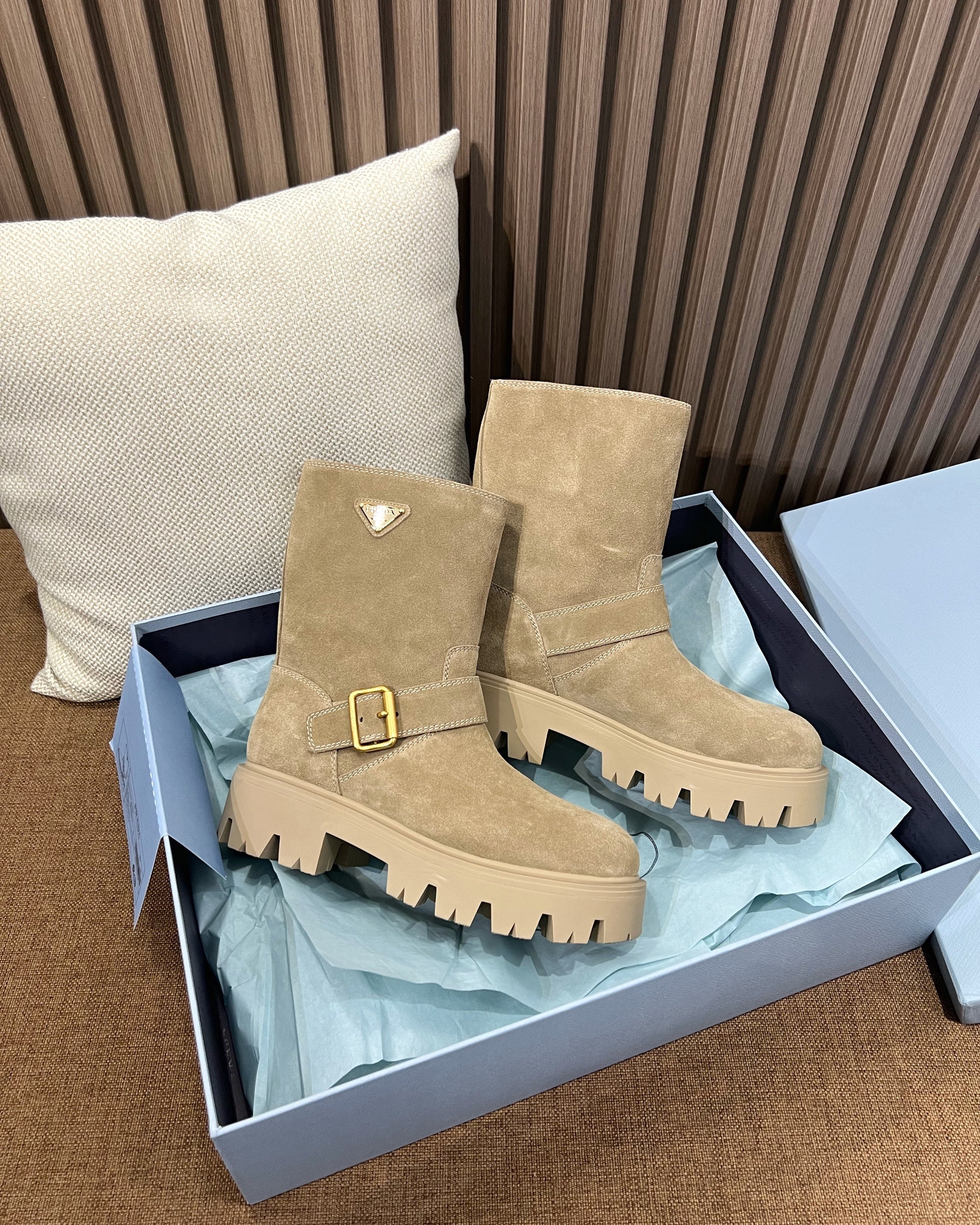 프라다 레더 부티 블랙