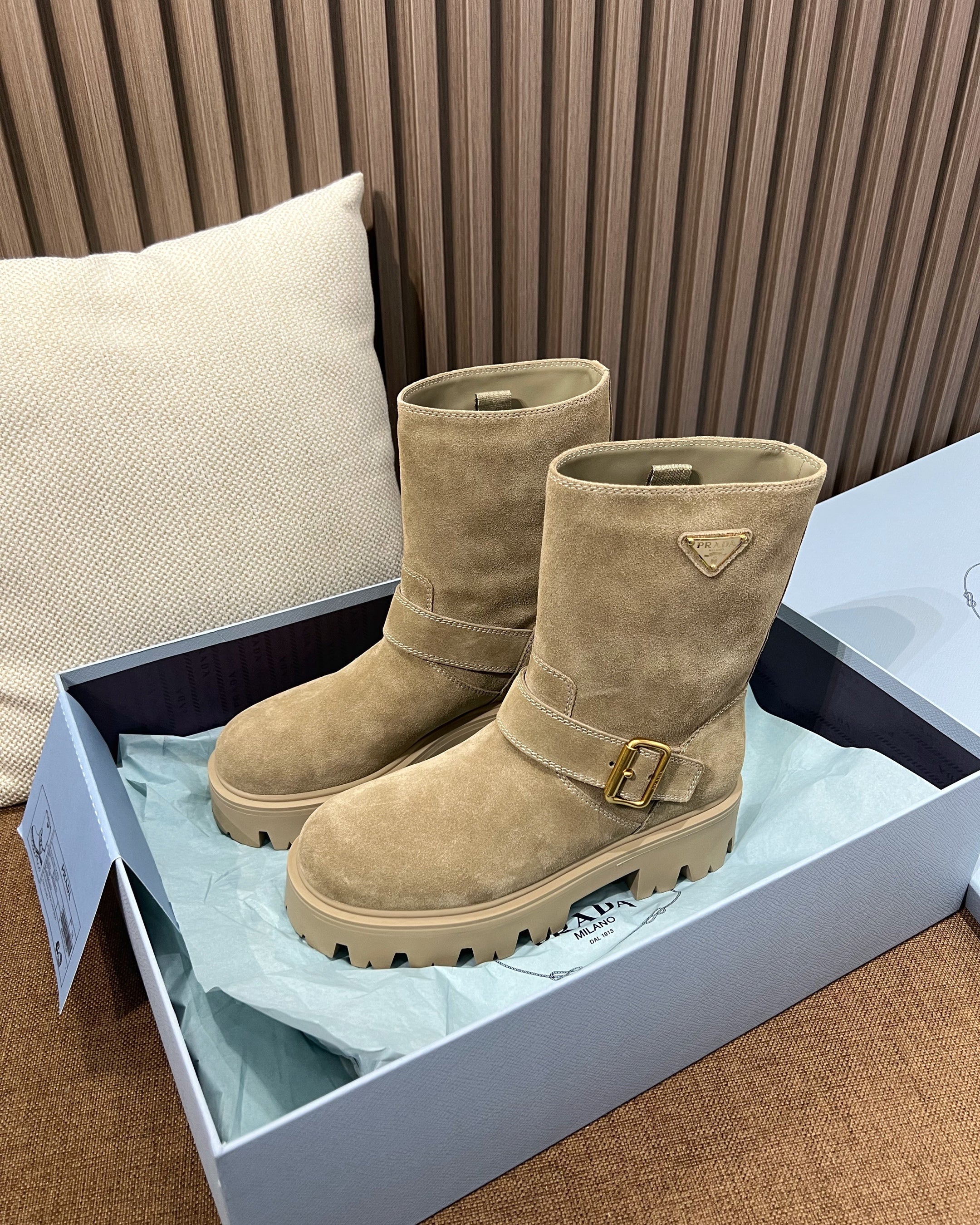 프라다 레더 부티 블랙