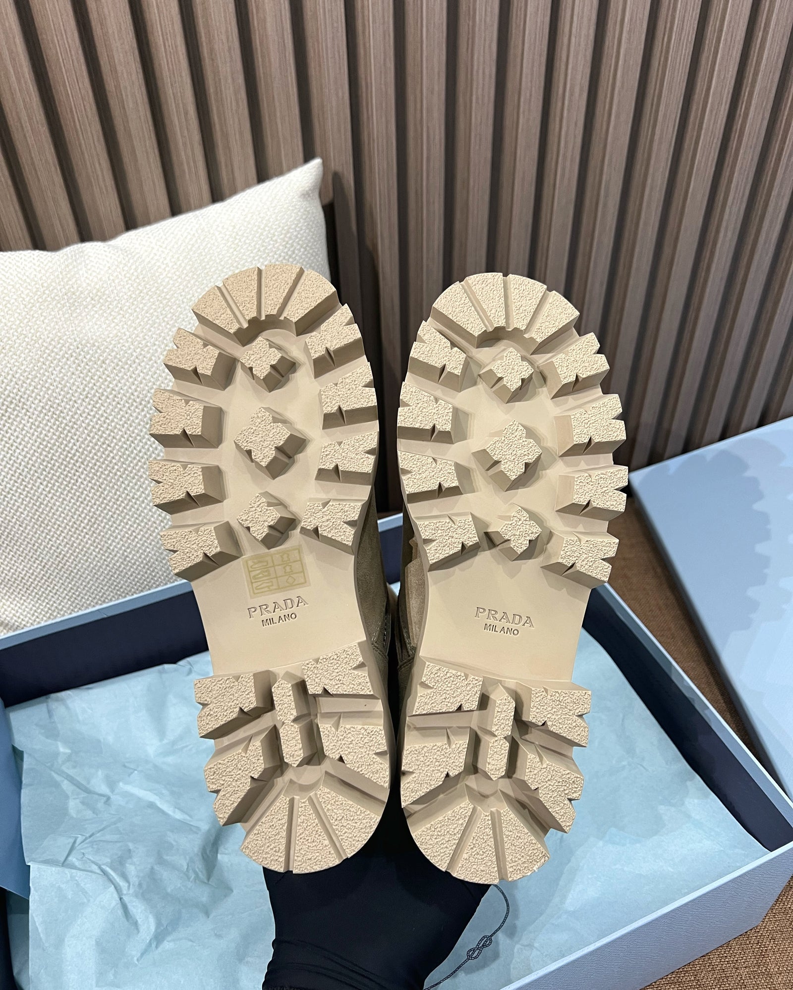 프라다 레더 부티 블랙