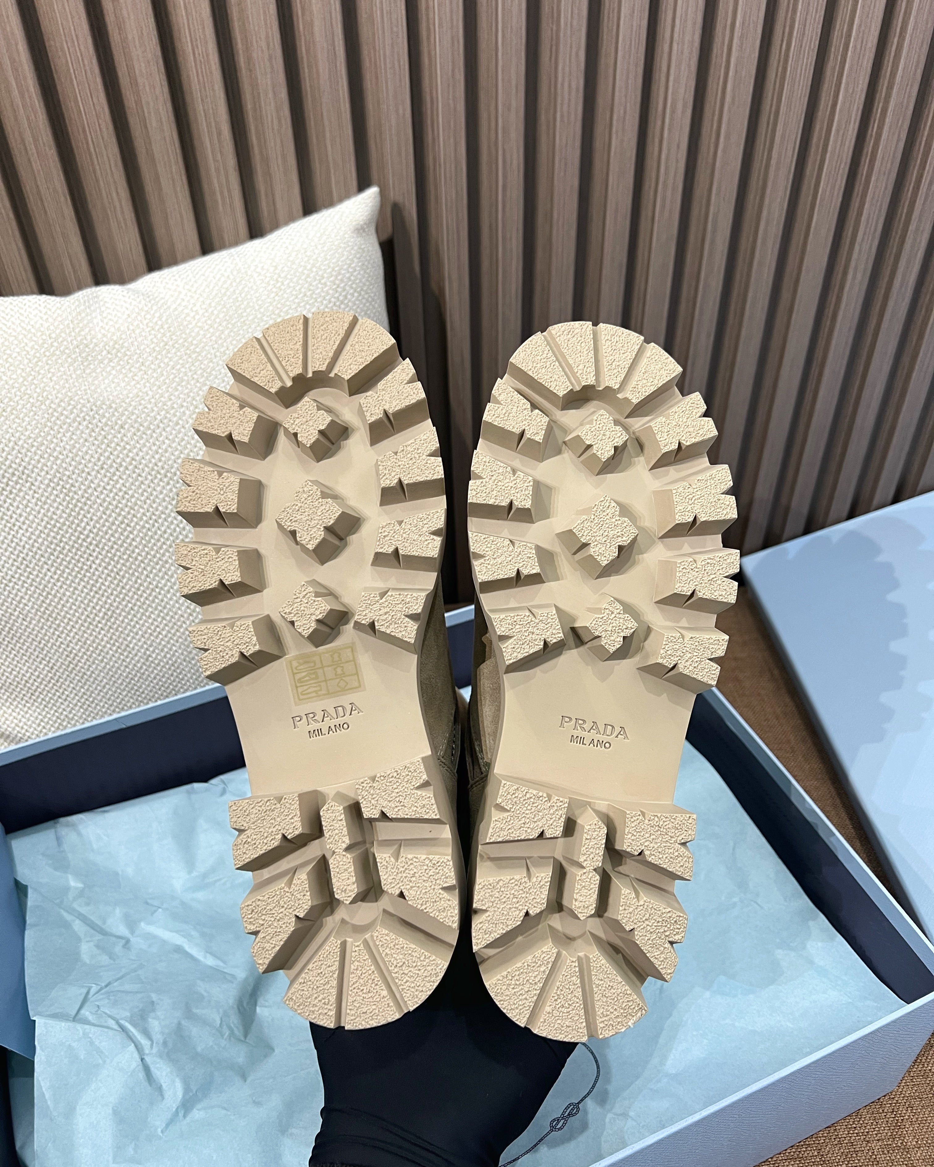 프라다 레더 부티 블랙