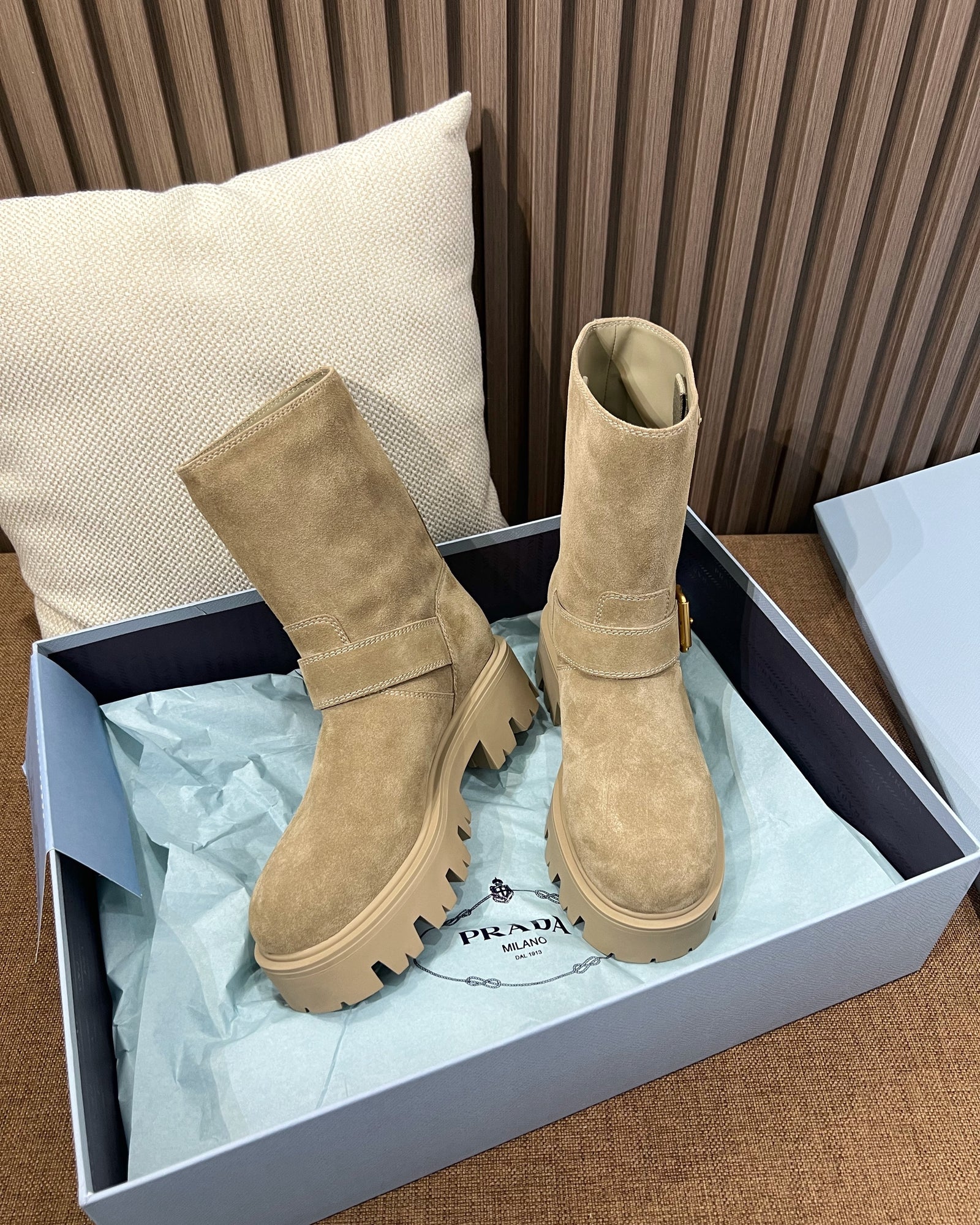 프라다 레더 부티 블랙