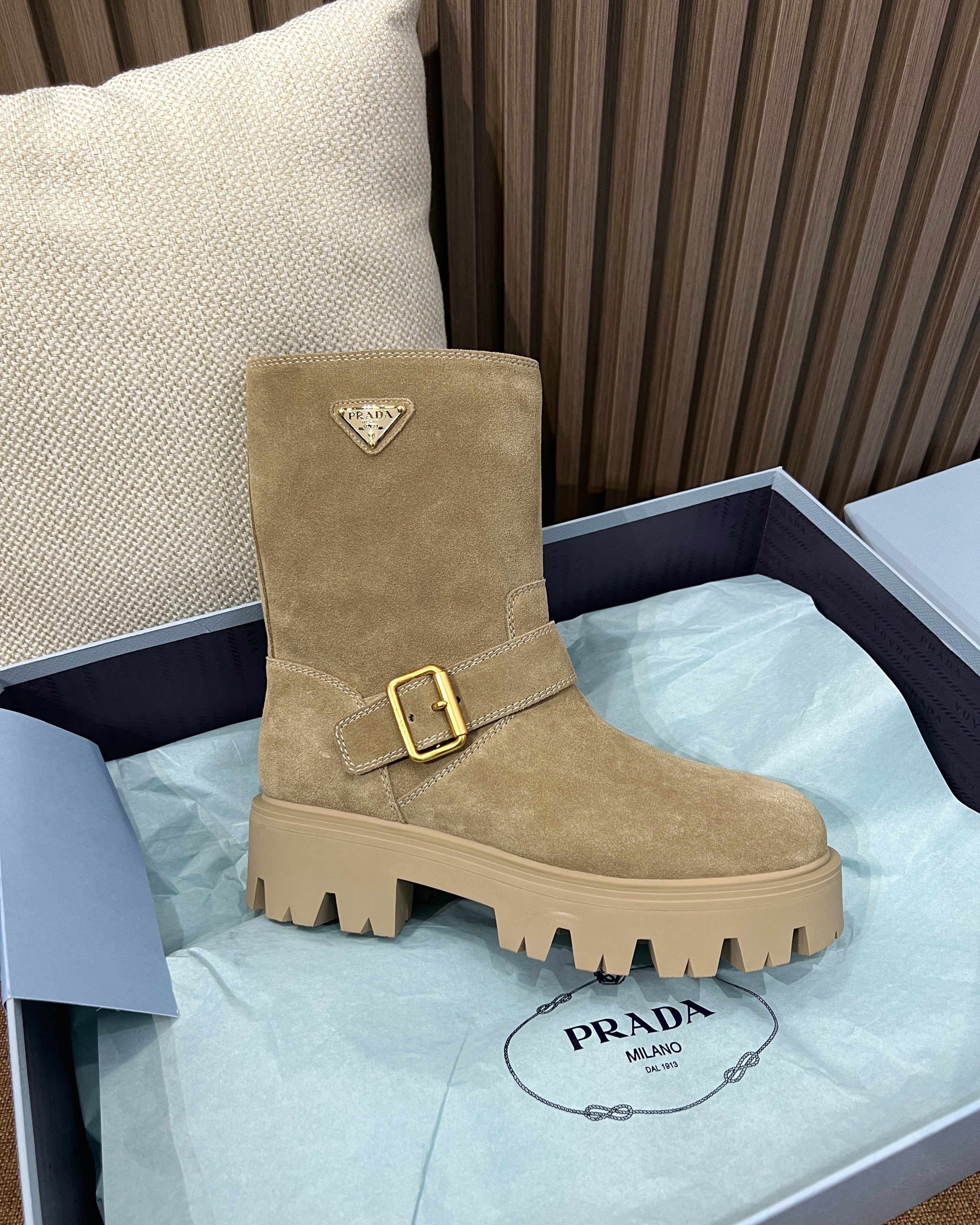 프라다 레더 부티 블랙