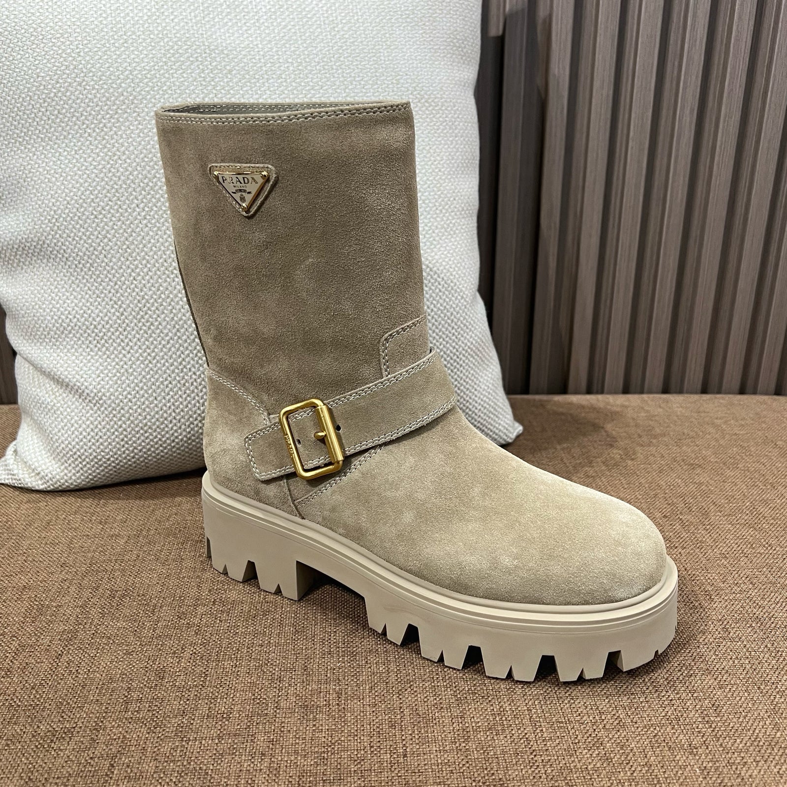 프라다 레더 부티 블랙