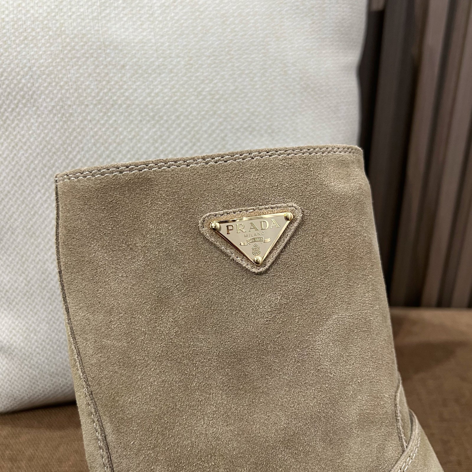 프라다 레더 부티 블랙