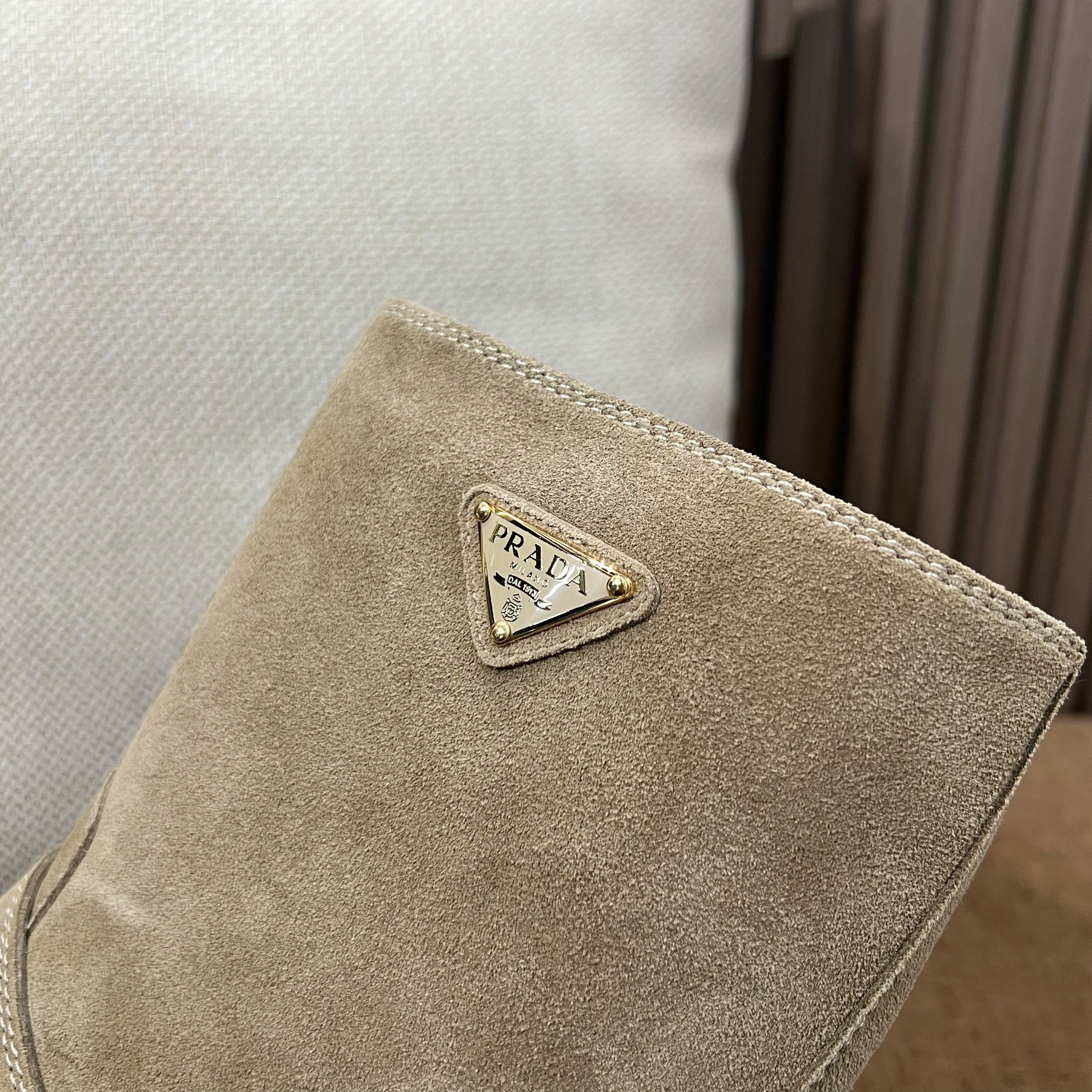 프라다 레더 부티 블랙