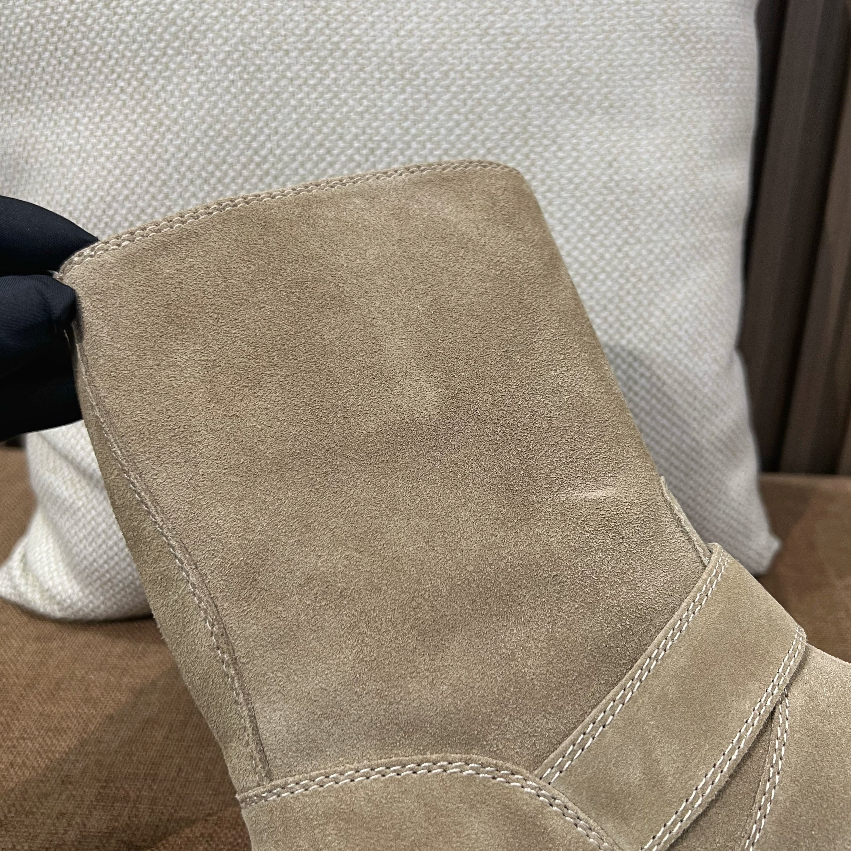 프라다 레더 부티 블랙