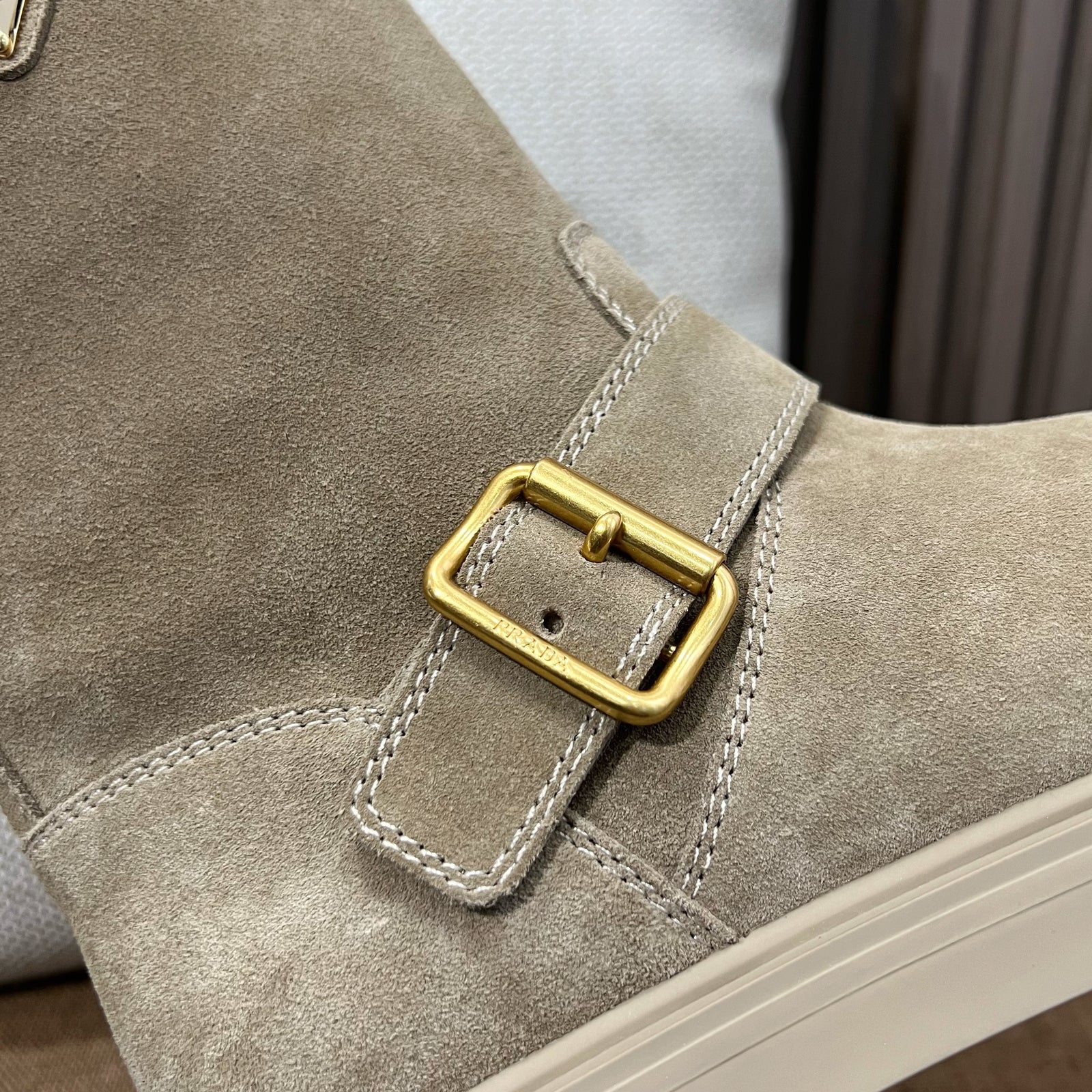 프라다 레더 부티 블랙