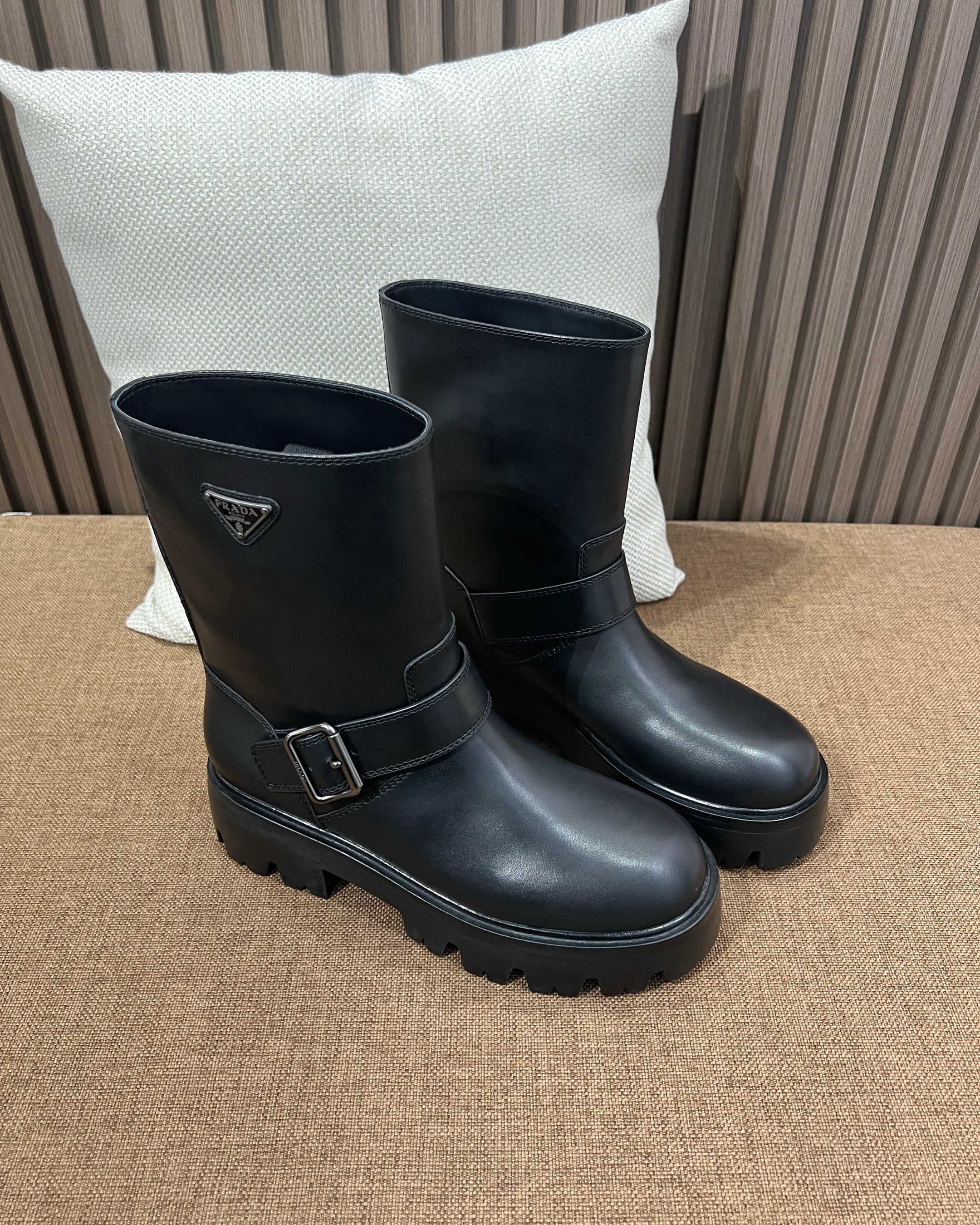 프라다 레더 부티 블랙