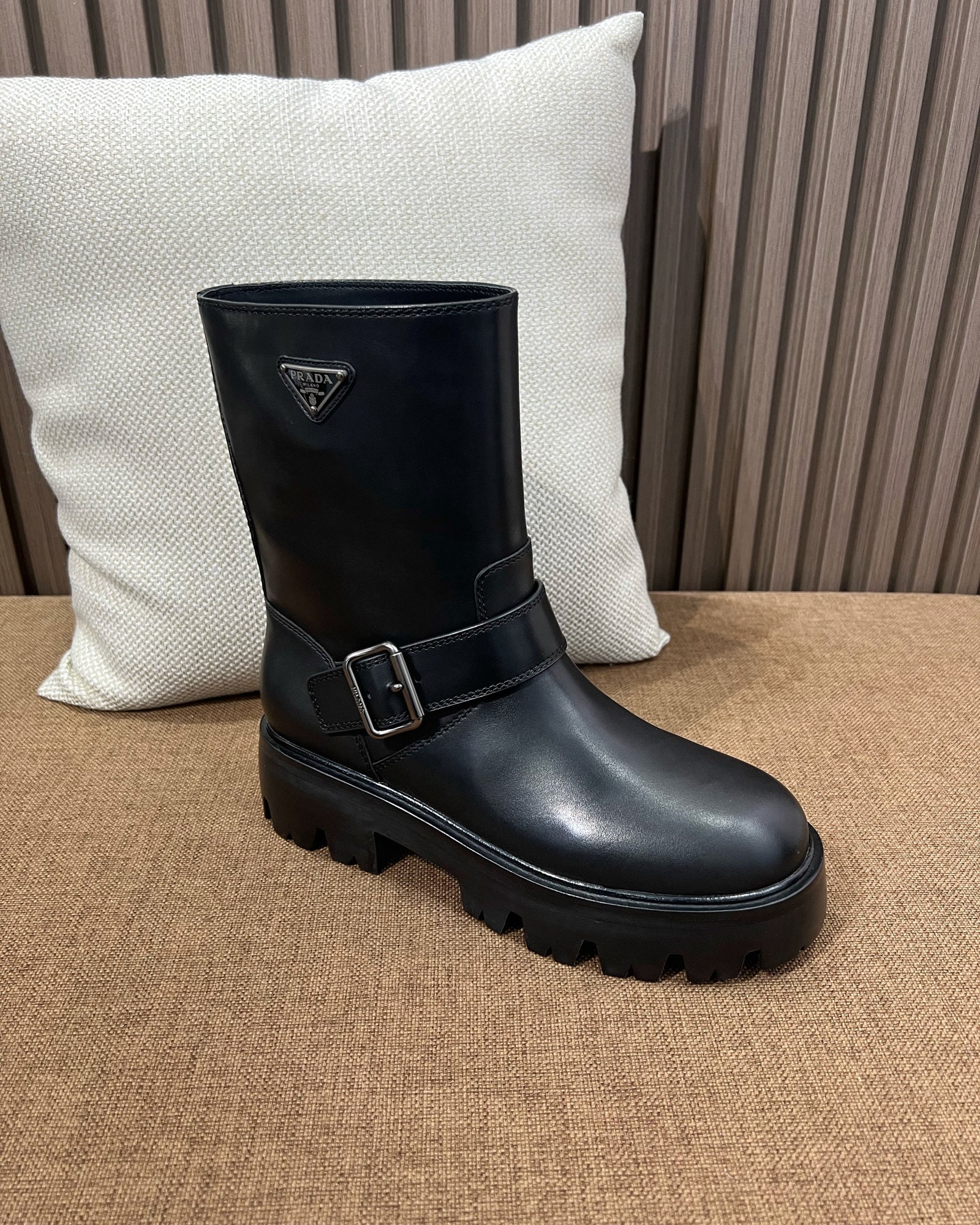 프라다 레더 부티 블랙