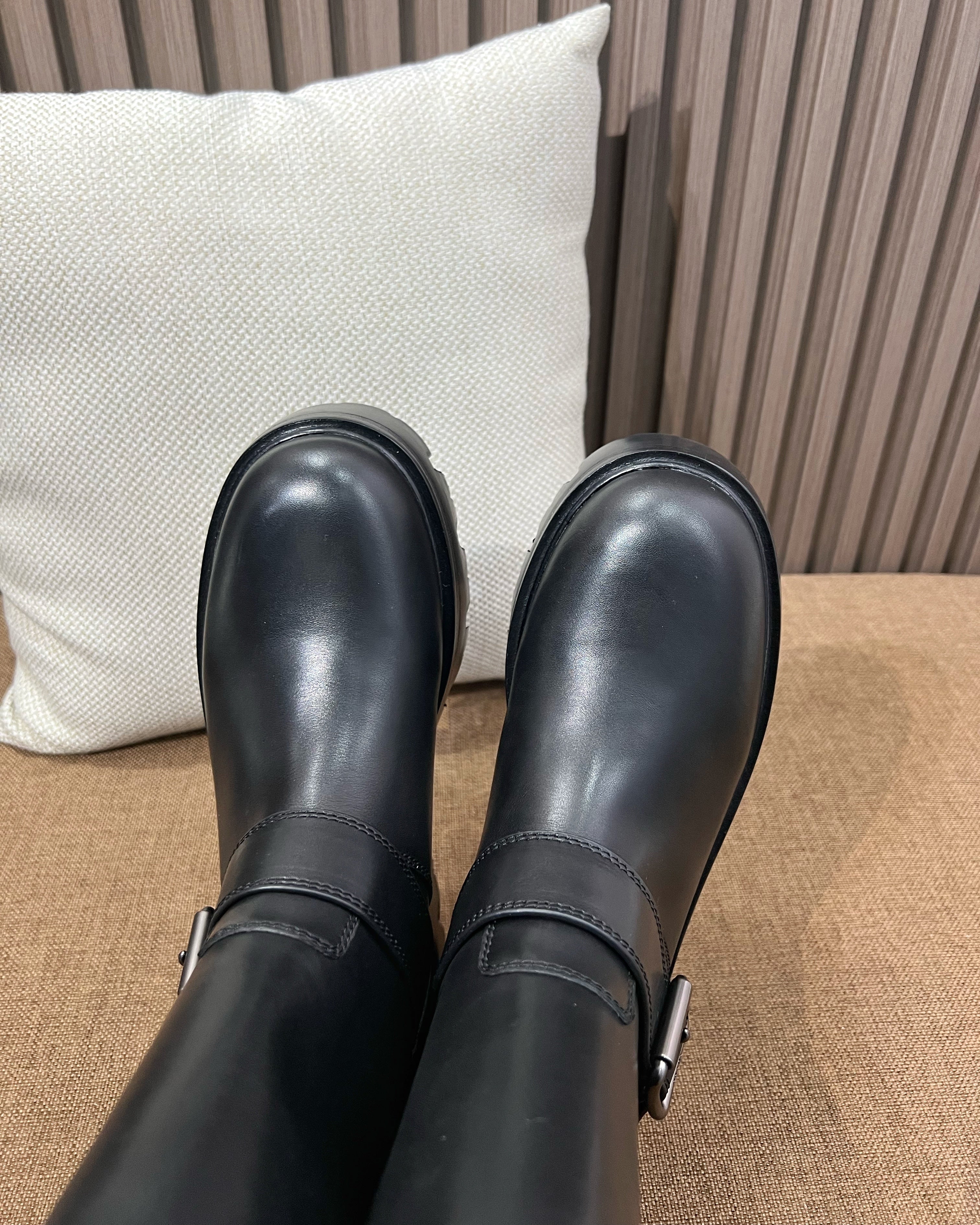 프라다 레더 부티 블랙