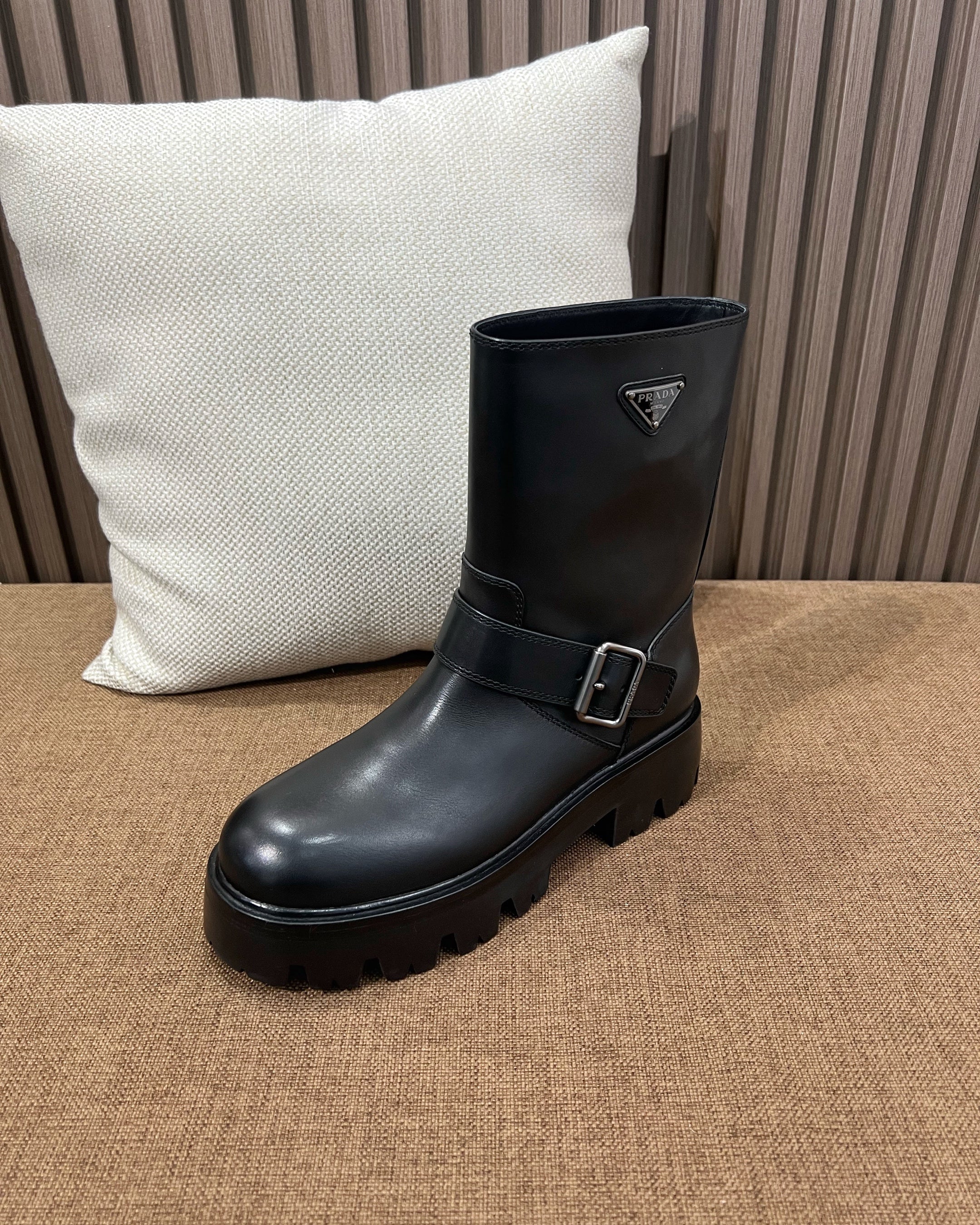 프라다 레더 부티 블랙