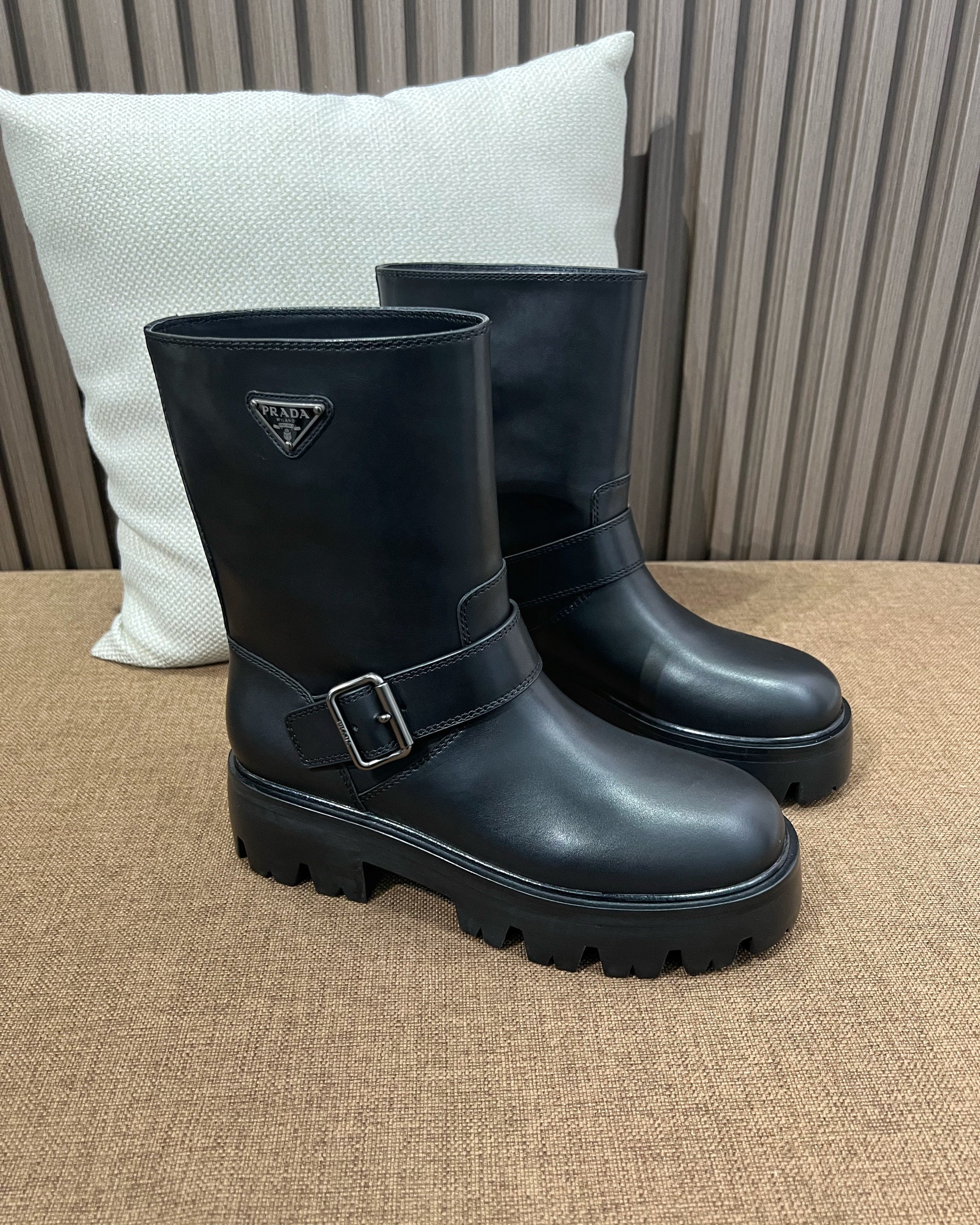 프라다 레더 부티 블랙