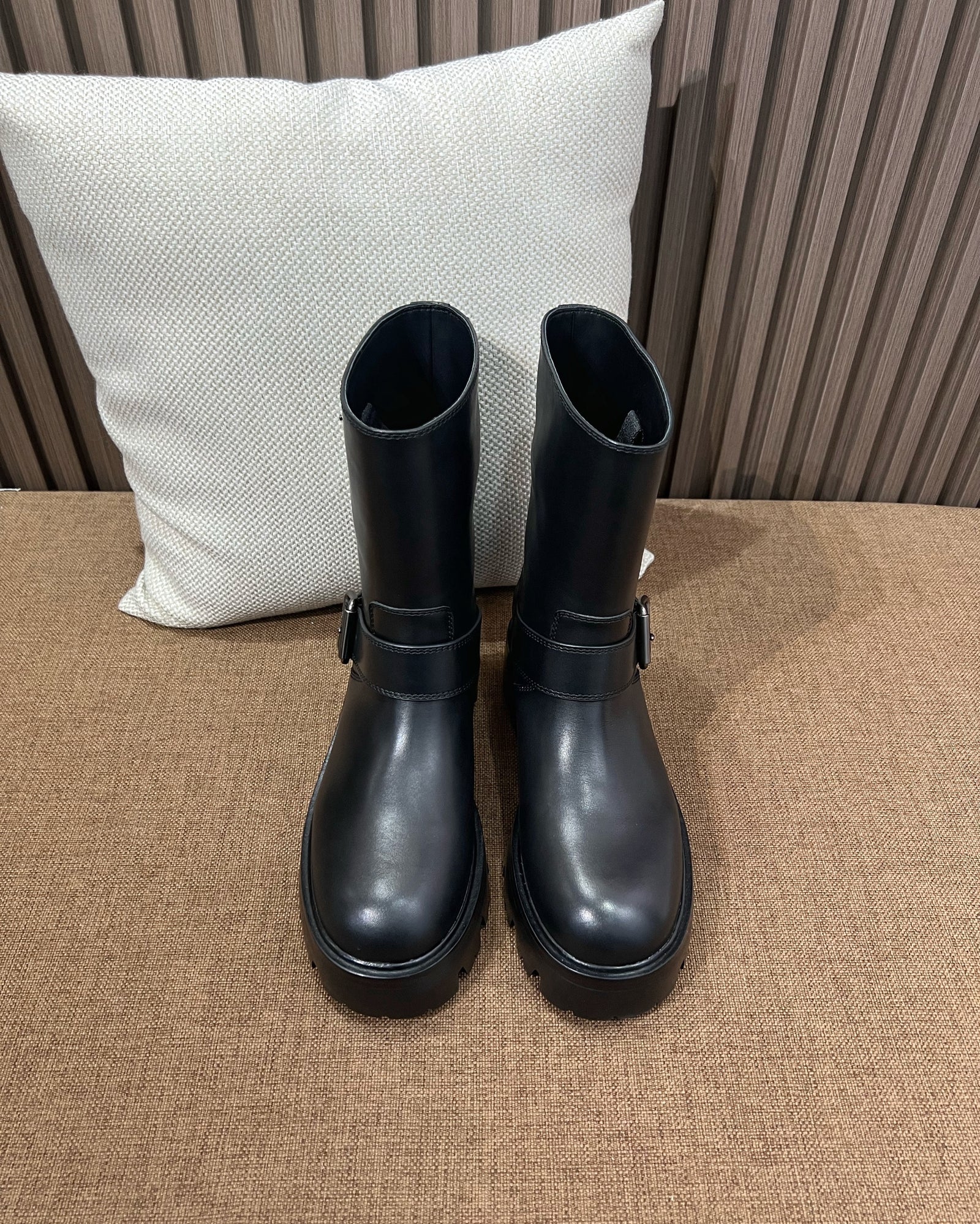 프라다 레더 부티 블랙