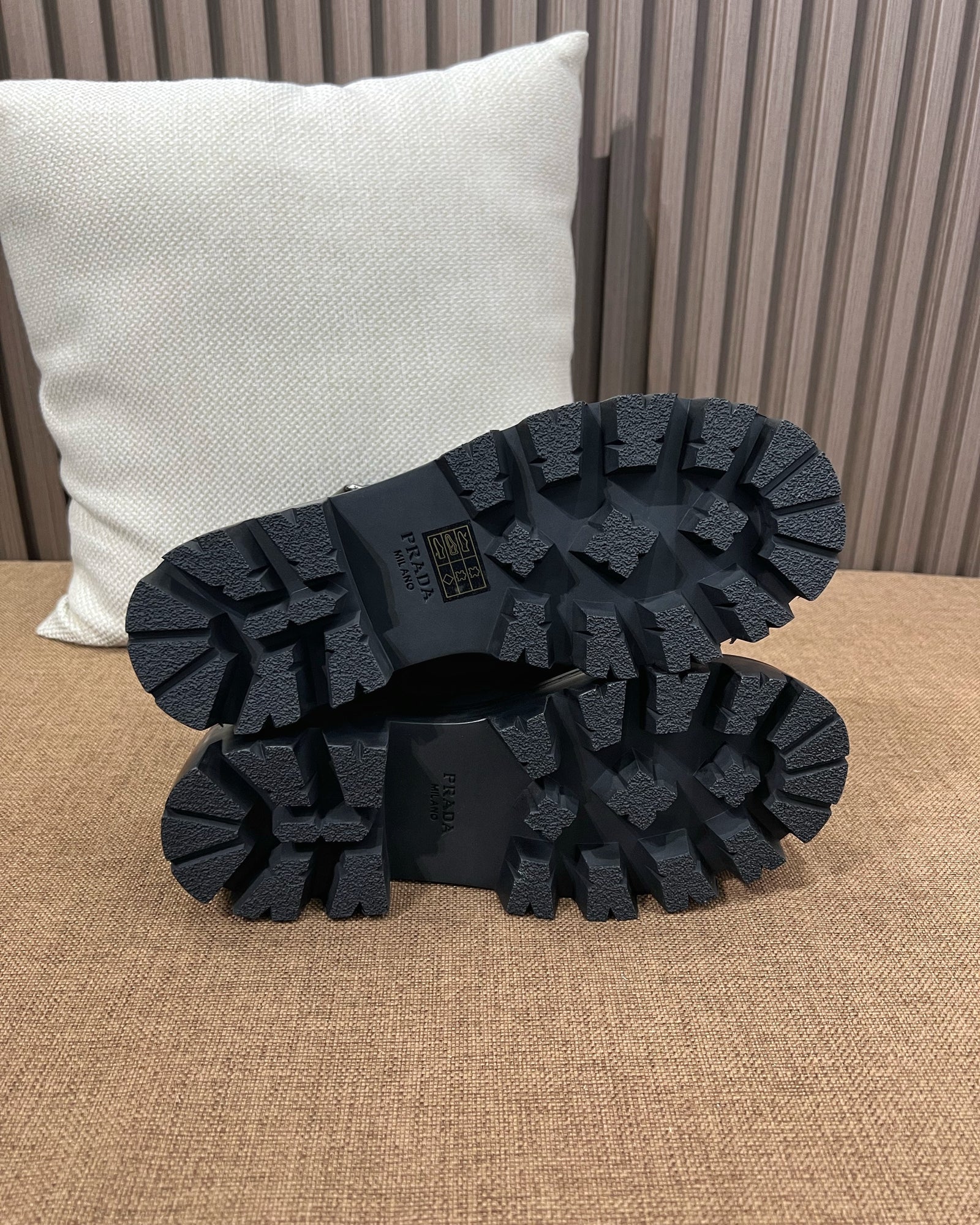 프라다 레더 부티 블랙