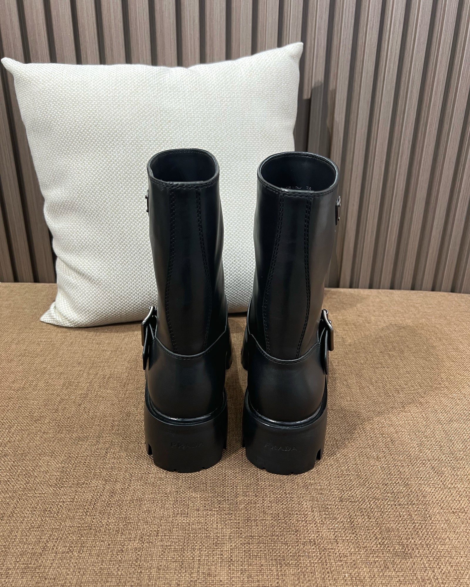 프라다 레더 부티 블랙