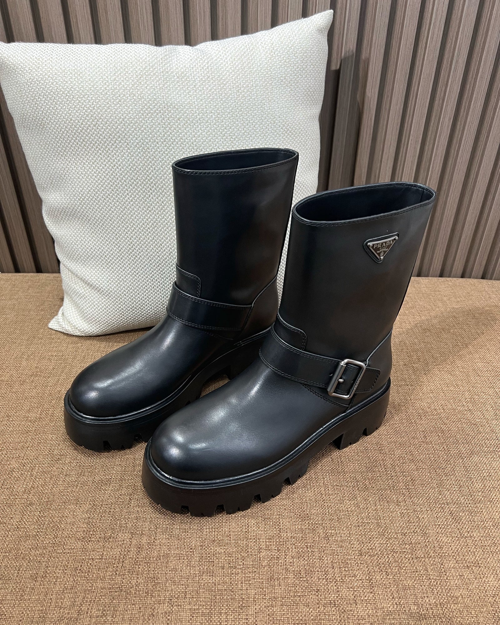 프라다 레더 부티 블랙